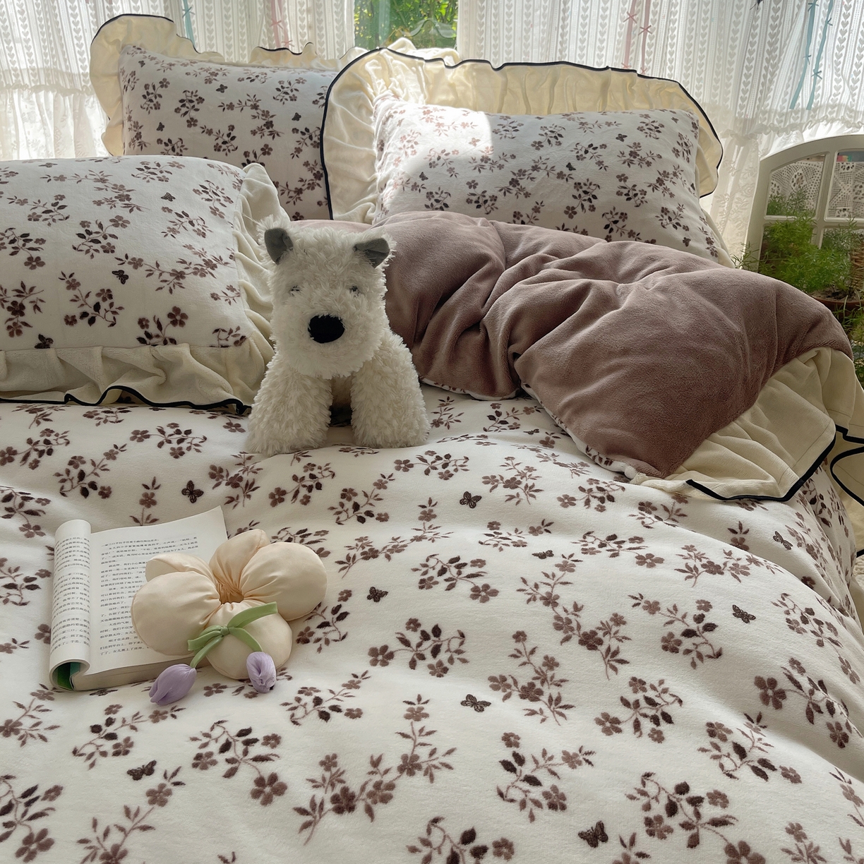 91家纺网 家纺一手货源 找家纺 桃子家居 2025新款A类法式复古碎花牛奶绒韩版花边工艺加厚牛奶绒四件套 绒花边-幽梦棕