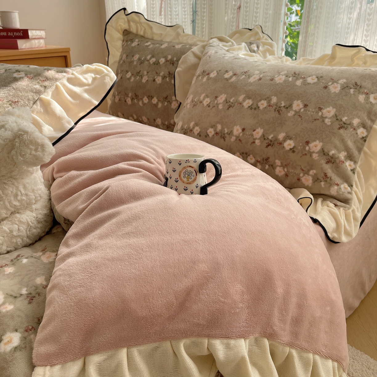 91家纺网 家纺一手货源 找家纺 桃子家居 2025新款A类法式复古碎花牛奶绒韩版花边工艺加厚牛奶绒四件套 绒花边-香榭丽