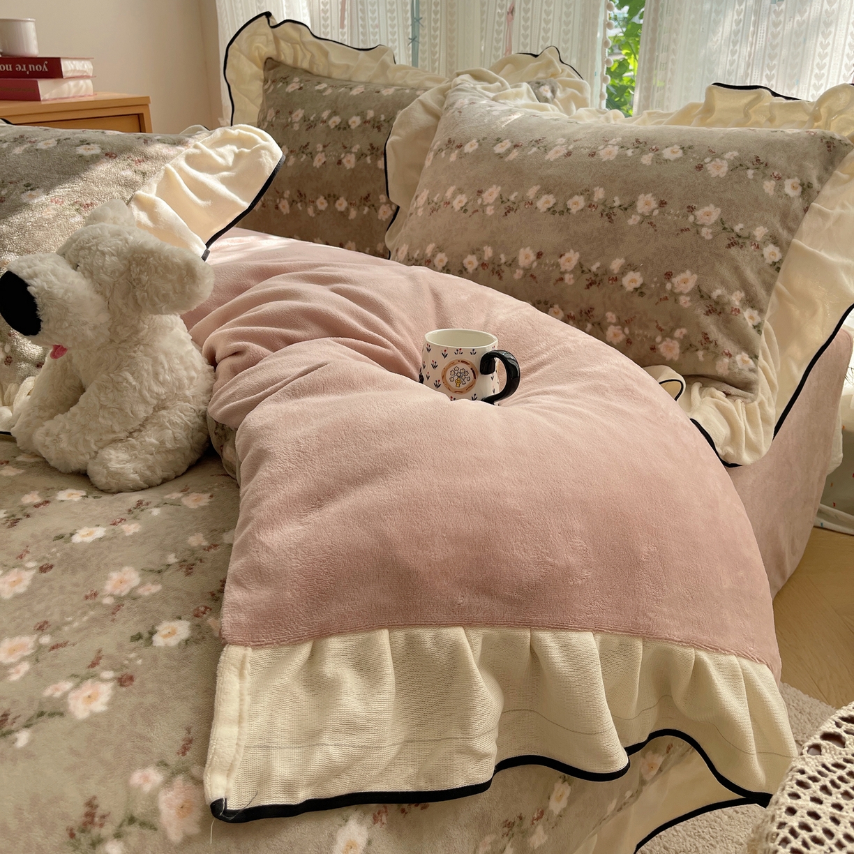 91家纺网 家纺一手货源 找家纺 桃子家居 2025新款A类法式复古碎花牛奶绒韩版花边工艺加厚牛奶绒四件套 绒花边-香榭丽