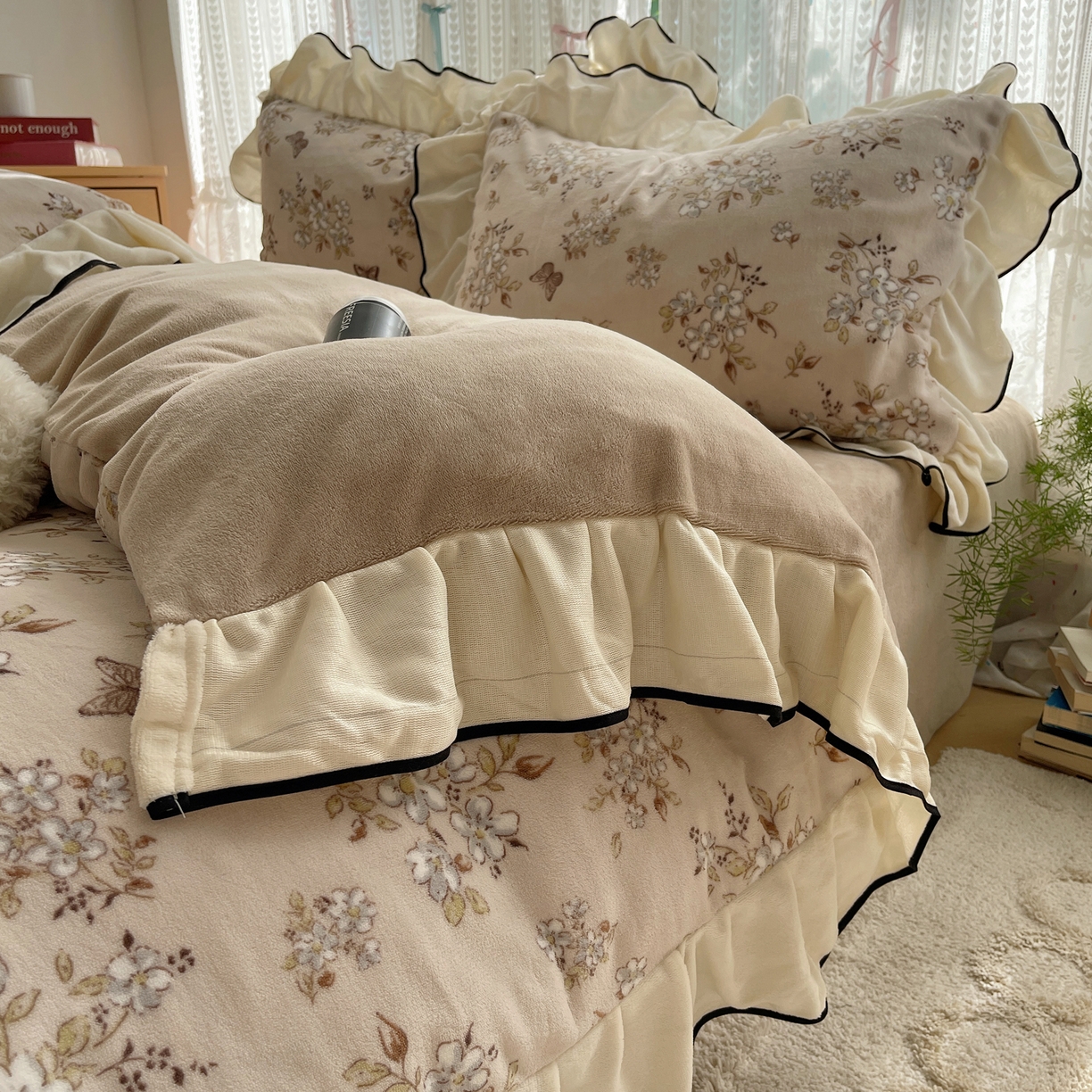 91家纺网 家纺一手货源 找家纺 桃子家居 2025新款A类法式复古碎花牛奶绒韩版花边工艺加厚牛奶绒四件套 绒花边-蝶樱