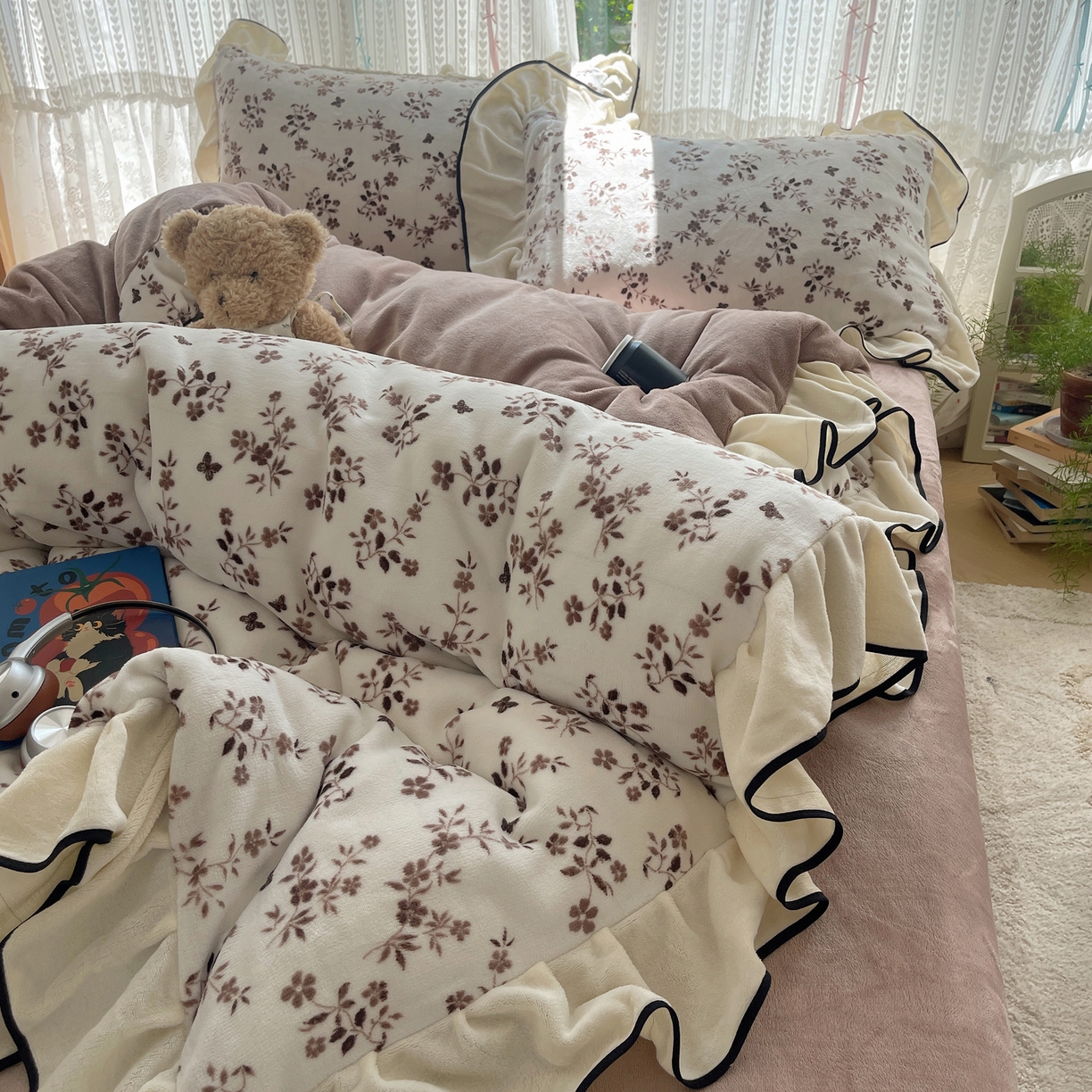 91家纺网 家纺一手货源 找家纺 桃子家居 2025新款A类法式复古碎花牛奶绒韩版花边工艺加厚牛奶绒四件套 绒花边-幽梦棕