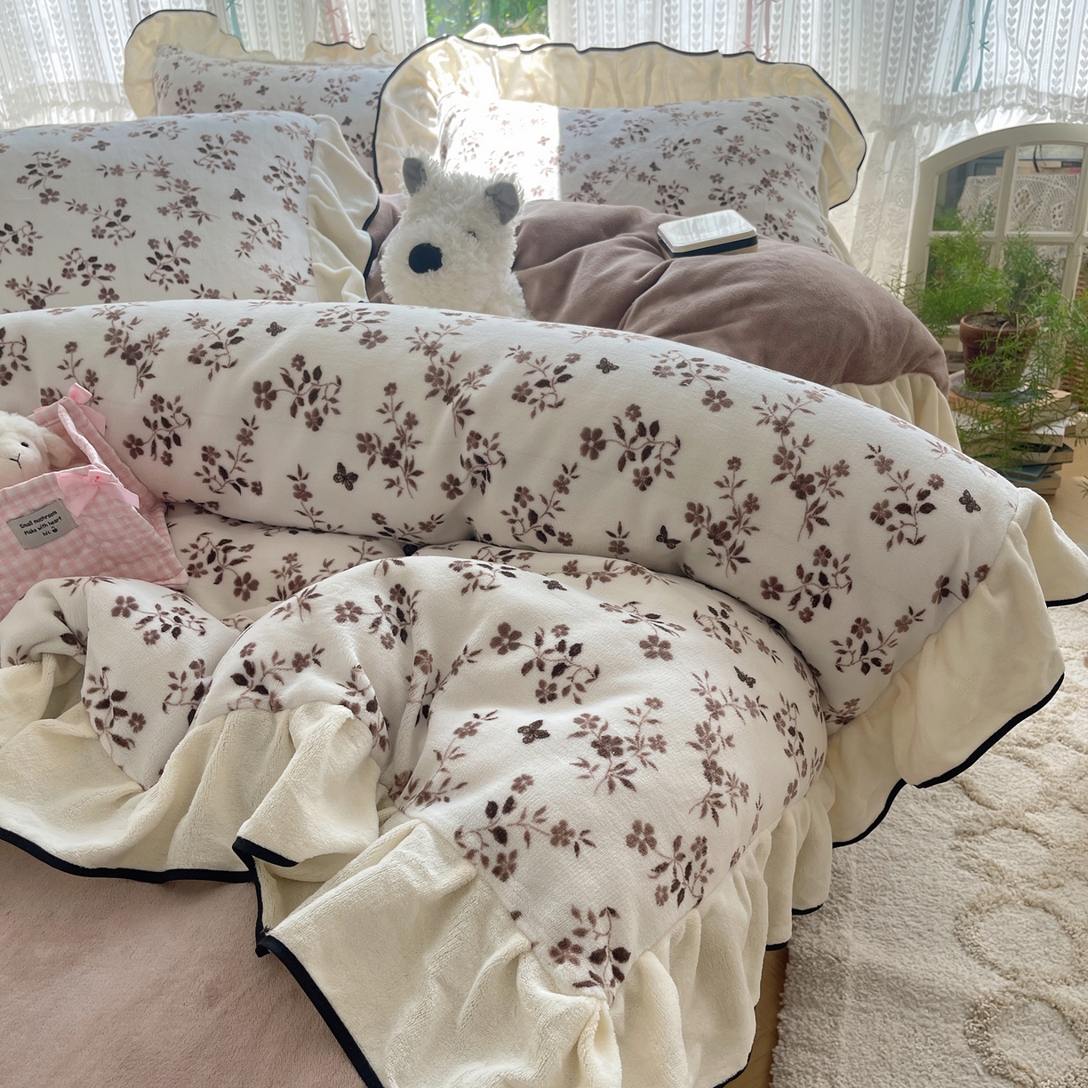 91家纺网 家纺一手货源 找家纺 桃子家居 2025新款A类法式复古碎花牛奶绒韩版花边工艺加厚牛奶绒四件套 绒花边-幽梦棕