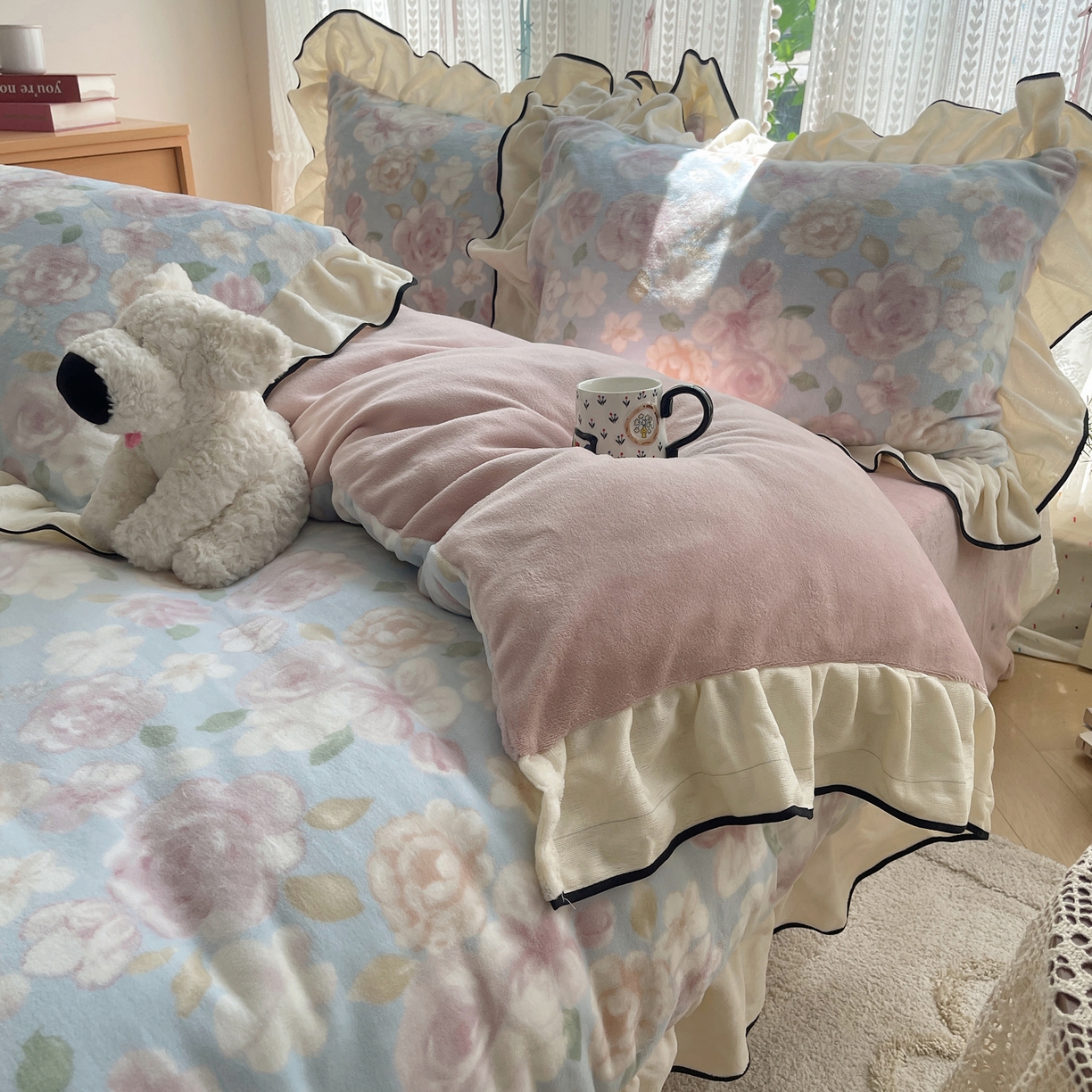 91家纺网 家纺一手货源 找家纺 桃子家居 2025新款A类法式复古碎花牛奶绒韩版花边工艺加厚牛奶绒四件套 绒花边-爱薇朵蓝