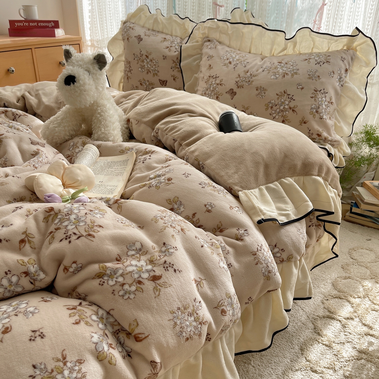 91家纺网 家纺一手货源 找家纺 桃子家居 2025新款A类法式复古碎花牛奶绒韩版花边工艺加厚牛奶绒四件套 绒花边-蝶樱