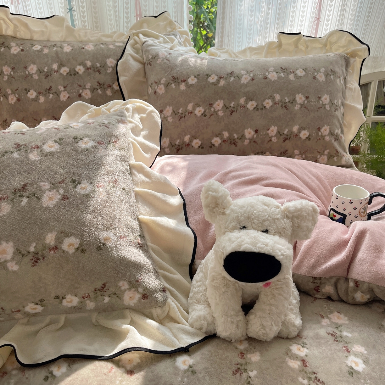 91家纺网 家纺一手货源 找家纺 桃子家居 2025新款A类法式复古碎花牛奶绒韩版花边工艺加厚牛奶绒四件套 绒花边-香榭丽