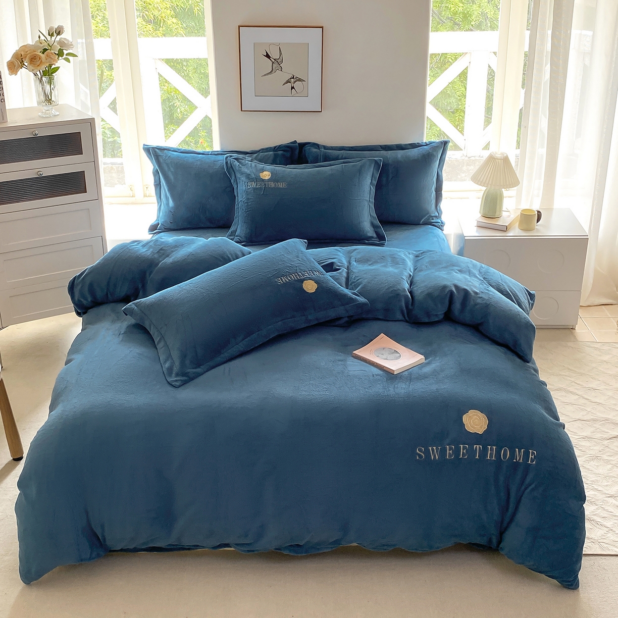 悦织湾家纺 2025新款绣花200克重牛奶绒四件套刺绣3.5万针7斤重高密加厚保暖跨境专供外贸出口电商热销款 甜蜜家园-宾利蓝