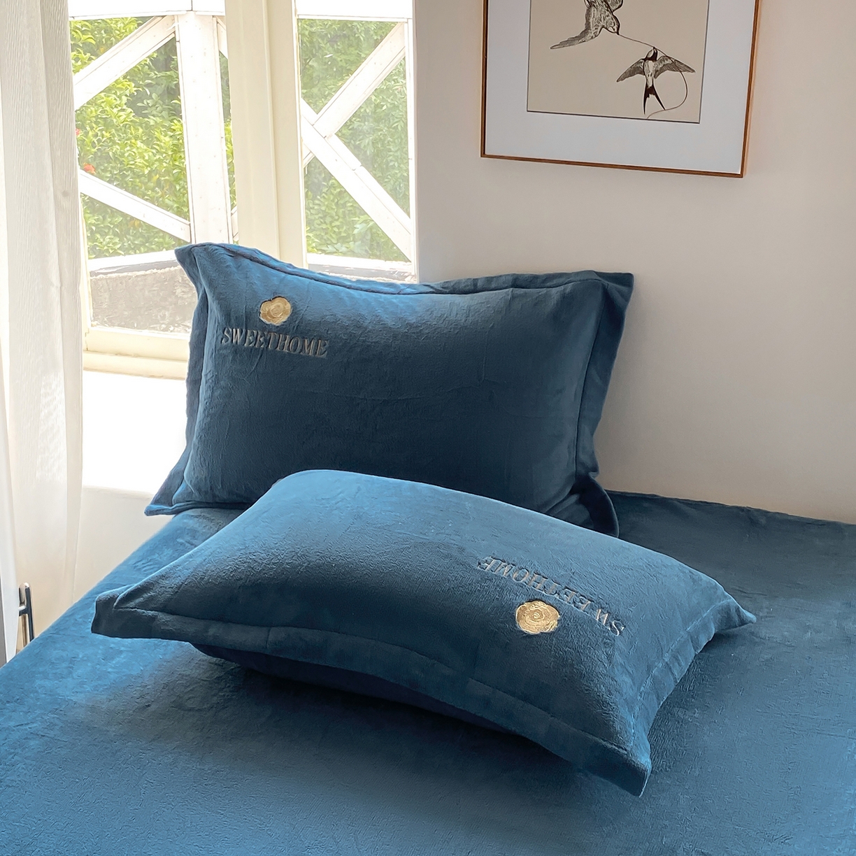 91家纺网 家纺一手货源 找家纺 悦织湾家纺 2025新款绣花200克重牛奶绒四件套刺绣3.5万针7斤重高密加厚保暖跨境专供外贸出口电商热销款 甜蜜家园-宾利蓝