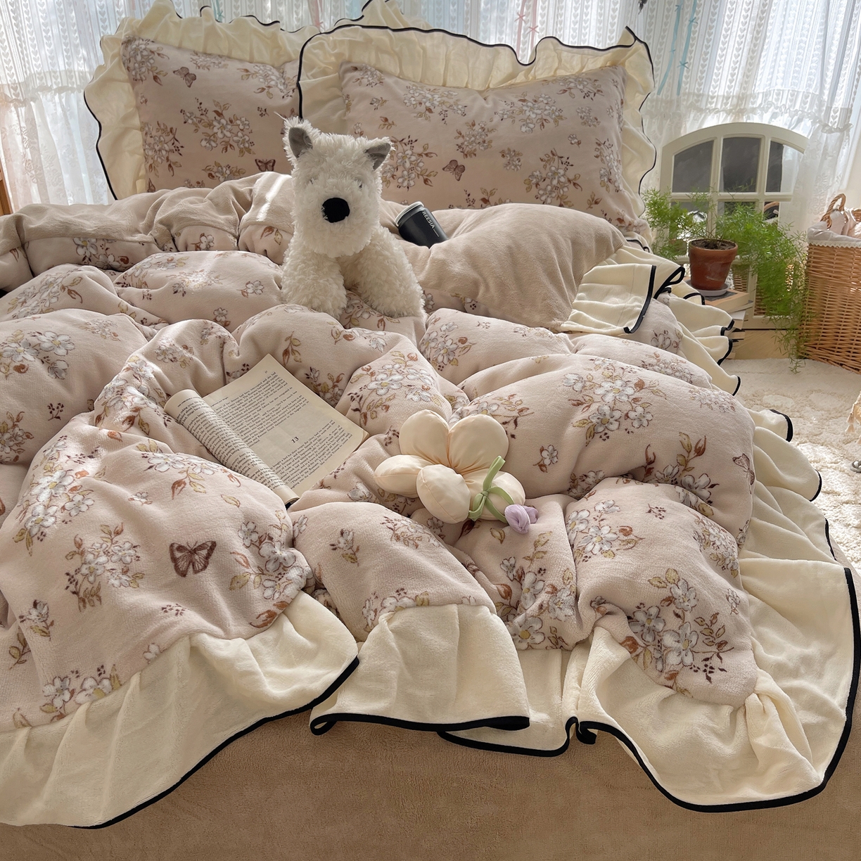 91家纺网 家纺一手货源 找家纺 桃子家居 2025新款A类法式复古碎花牛奶绒韩版花边工艺加厚牛奶绒四件套 绒花边-蝶樱