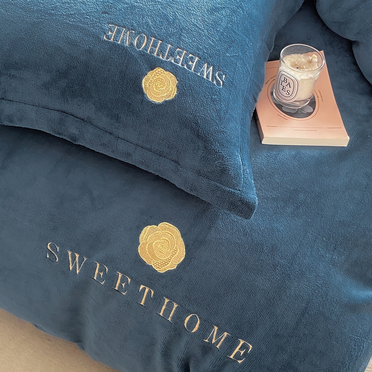 91家纺网 家纺一手货源 找家纺 悦织湾家纺 2025新款绣花200克重牛奶绒四件套刺绣3.5万针7斤重高密加厚保暖跨境专供外贸出口电商热销款 甜蜜家园-宾利蓝