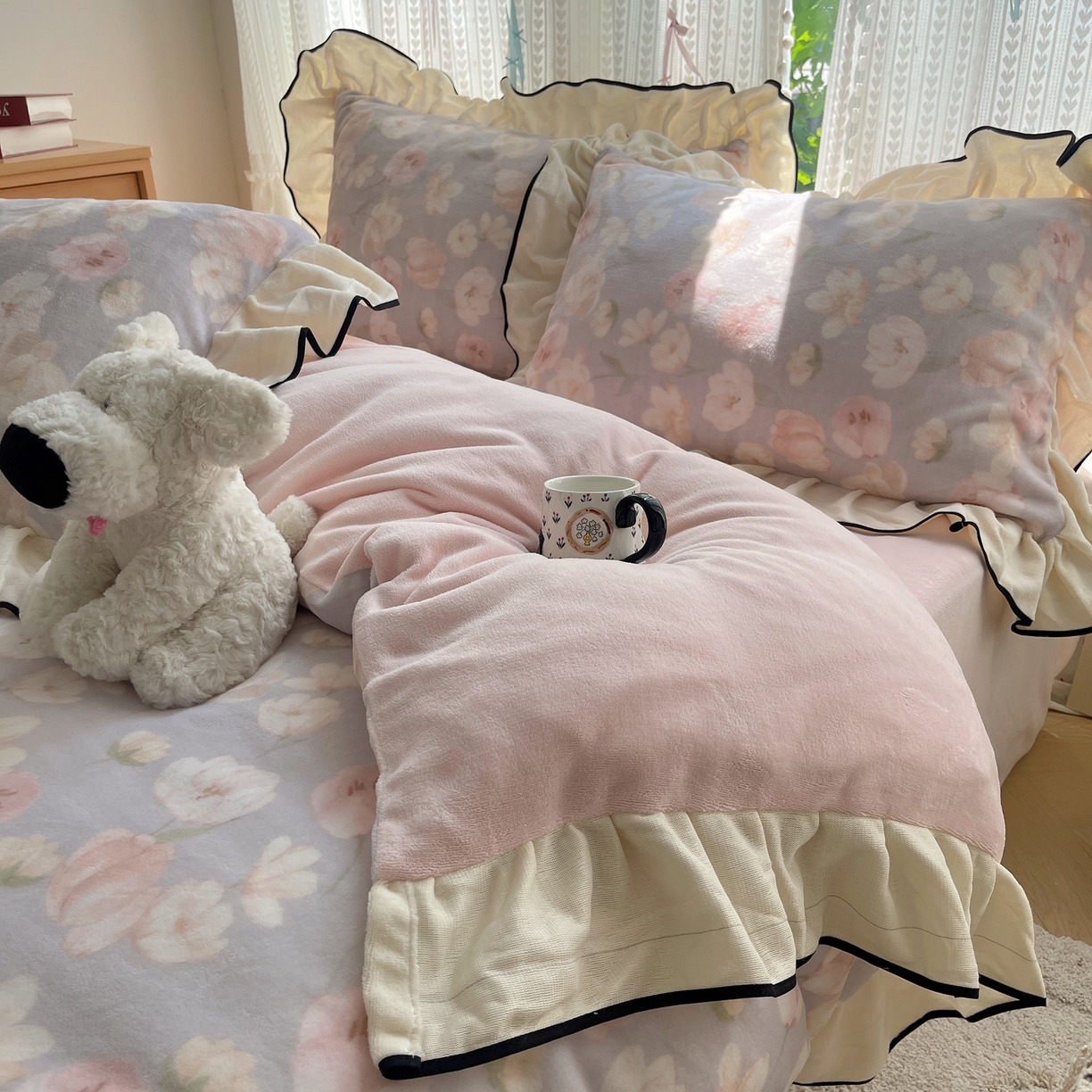 91家纺网 家纺一手货源 找家纺 桃子家居 2025新款A类法式复古碎花牛奶绒韩版花边工艺加厚牛奶绒四件套 绒花边-沁梦紫