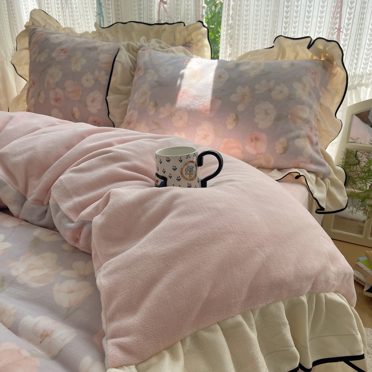 91家纺网 家纺一手货源 找家纺 桃子家居 2025新款A类法式复古碎花牛奶绒韩版花边工艺加厚牛奶绒四件套 绒花边-沁梦紫