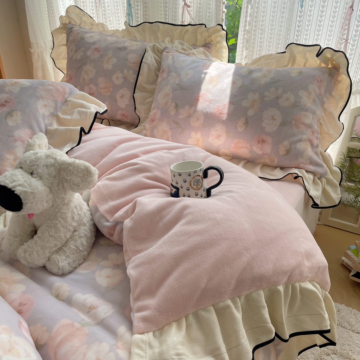 91家纺网 家纺一手货源 找家纺 桃子家居 2025新款A类法式复古碎花牛奶绒韩版花边工艺加厚牛奶绒四件套 绒花边-沁梦紫