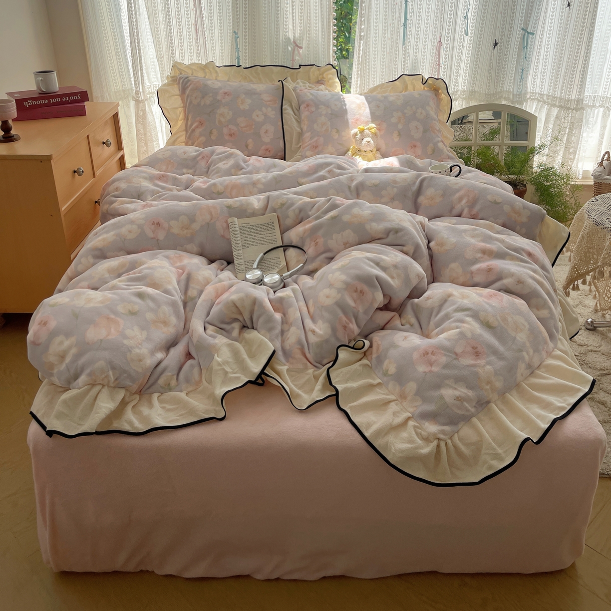 91家纺网 家纺一手货源 找家纺 桃子家居 2025新款A类法式复古碎花牛奶绒韩版花边工艺加厚牛奶绒四件套 绒花边-沁梦紫