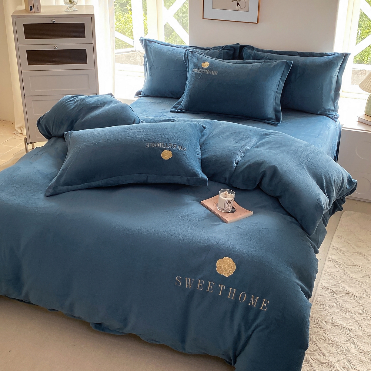 91家纺网 家纺一手货源 找家纺 悦织湾家纺 2025新款绣花200克重牛奶绒四件套刺绣3.5万针7斤重高密加厚保暖跨境专供外贸出口电商热销款 甜蜜家园-宾利蓝