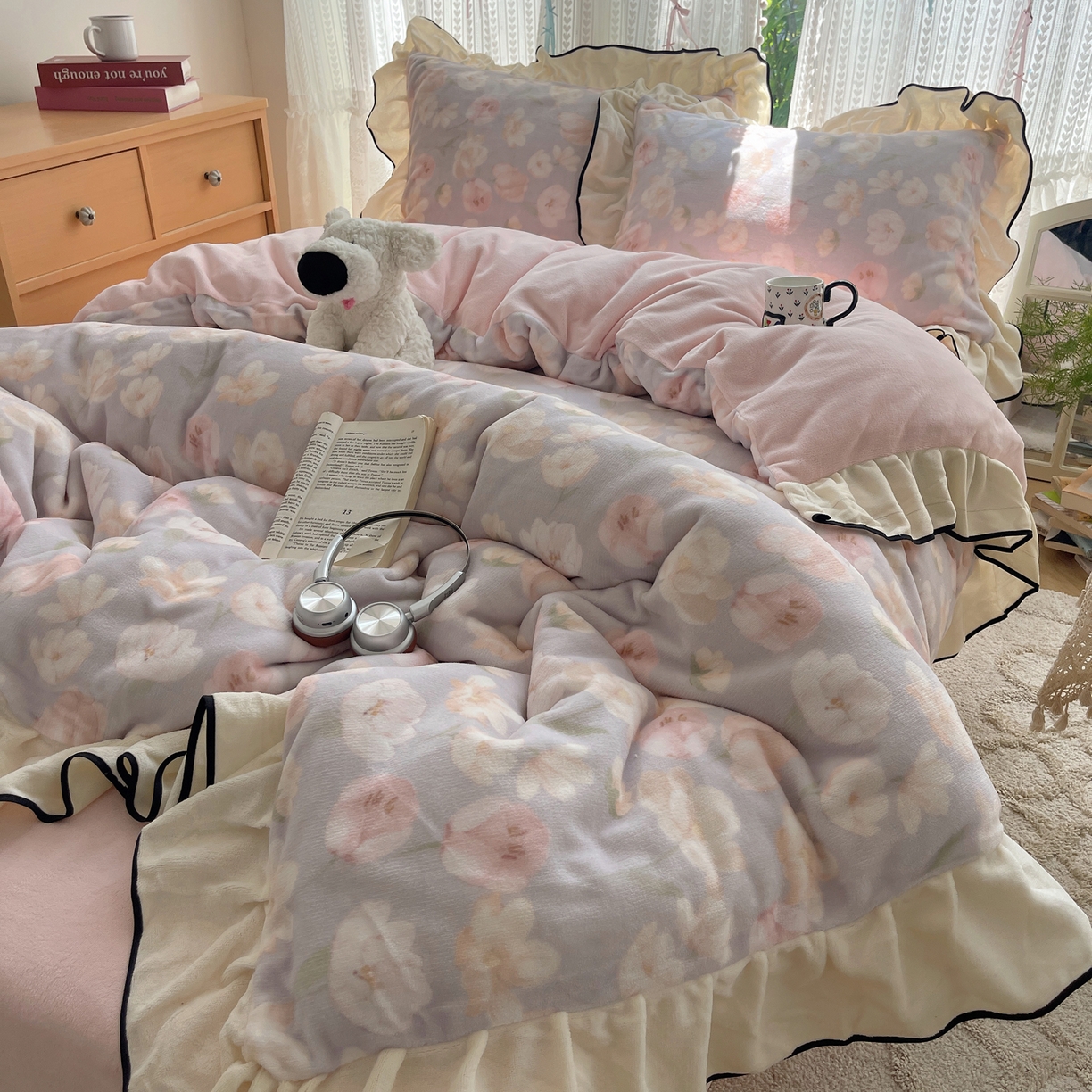 91家纺网 家纺一手货源 找家纺 桃子家居 2025新款A类法式复古碎花牛奶绒韩版花边工艺加厚牛奶绒四件套 绒花边-沁梦紫