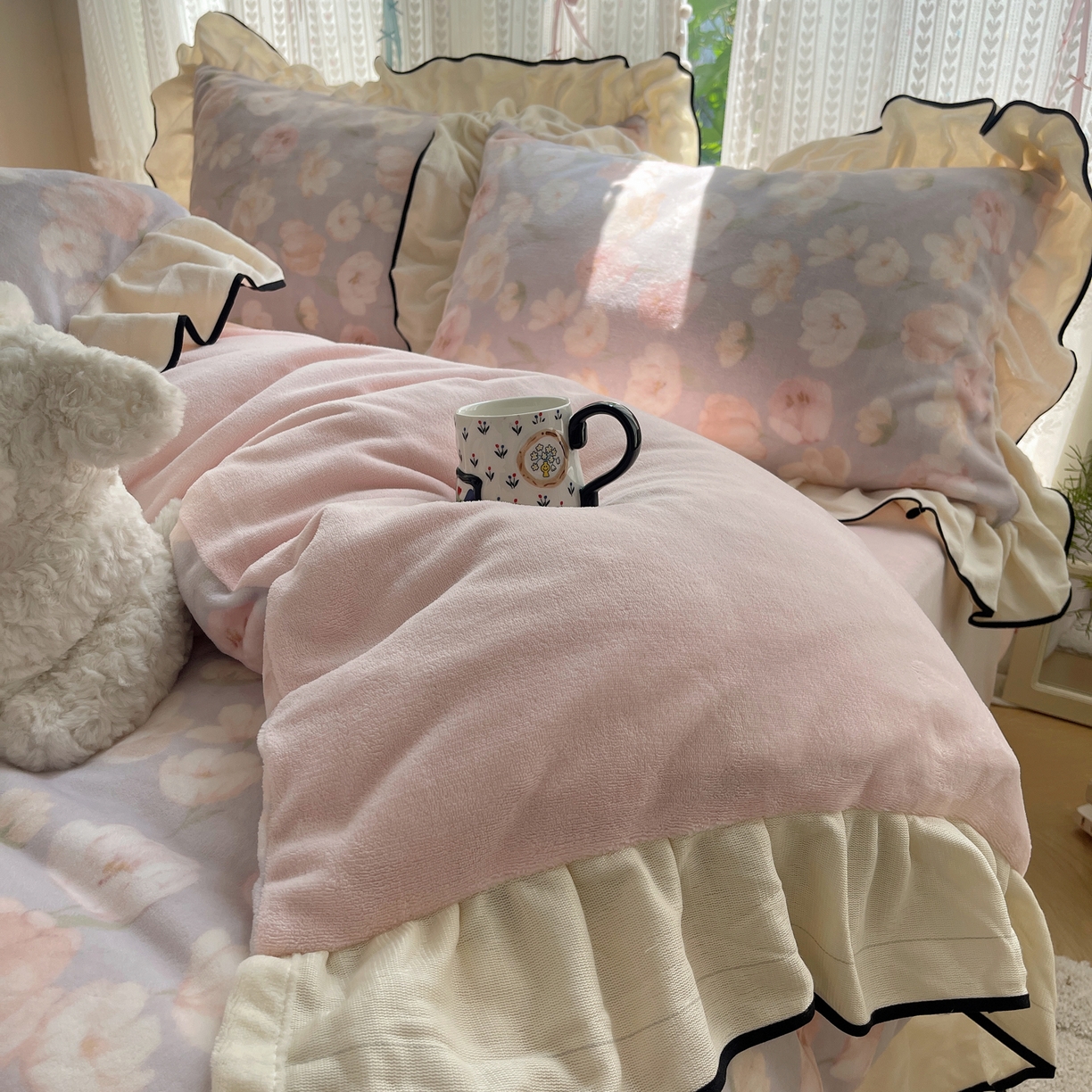 91家纺网 家纺一手货源 找家纺 桃子家居 2025新款A类法式复古碎花牛奶绒韩版花边工艺加厚牛奶绒四件套 绒花边-沁梦紫