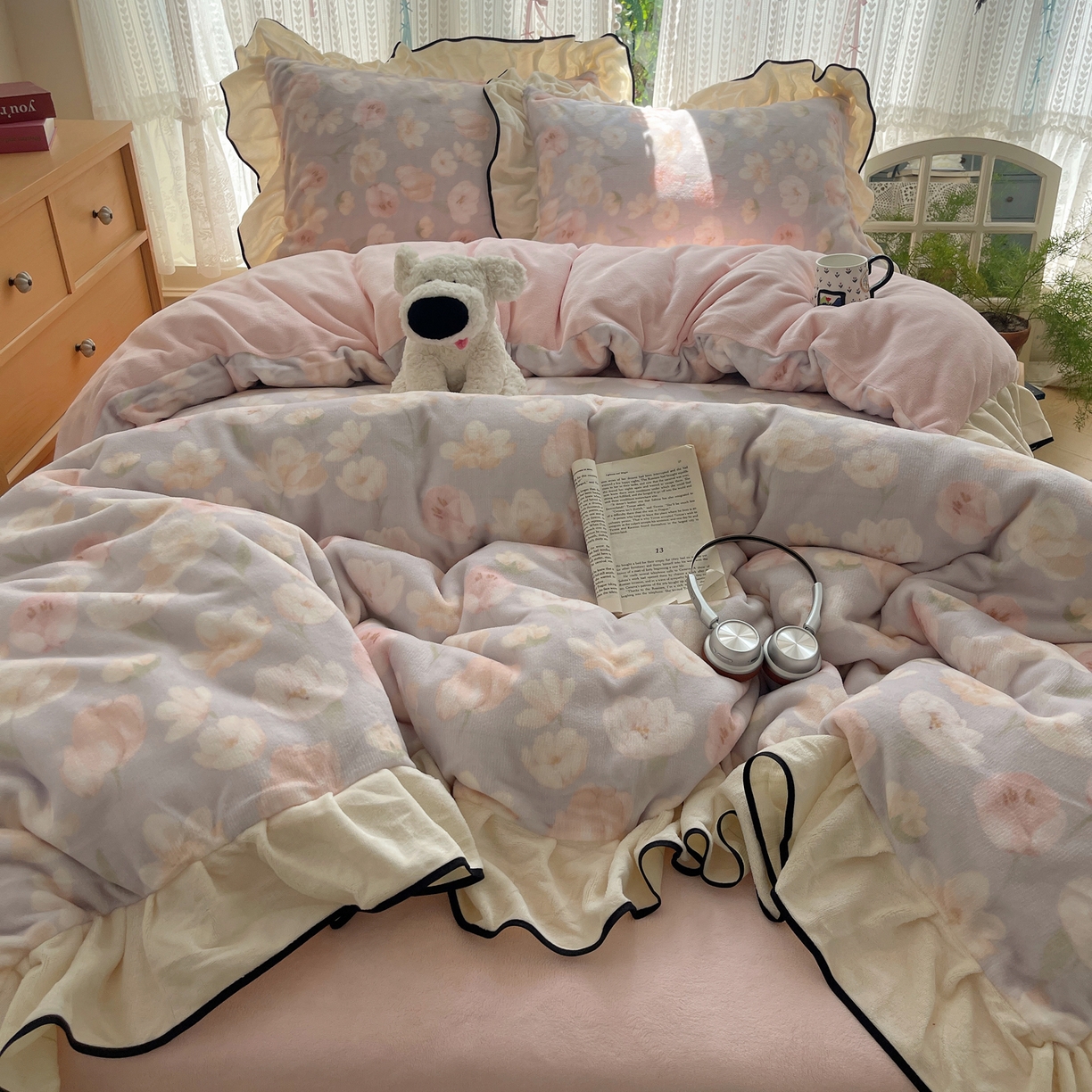 91家纺网 家纺一手货源 找家纺 桃子家居 2025新款A类法式复古碎花牛奶绒韩版花边工艺加厚牛奶绒四件套 绒花边-沁梦紫