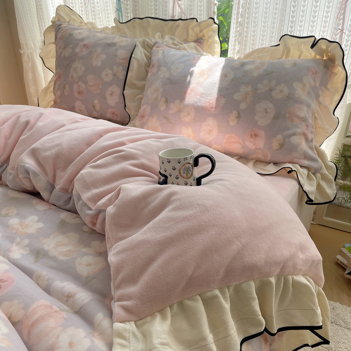 91家纺网 家纺一手货源 找家纺 桃子家居 2025新款A类法式复古碎花牛奶绒韩版花边工艺加厚牛奶绒四件套 绒花边-沁梦紫