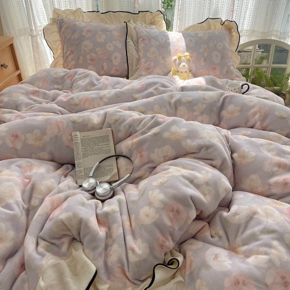 91家纺网 家纺一手货源 找家纺 桃子家居 2025新款A类法式复古碎花牛奶绒韩版花边工艺加厚牛奶绒四件套 绒花边-沁梦紫