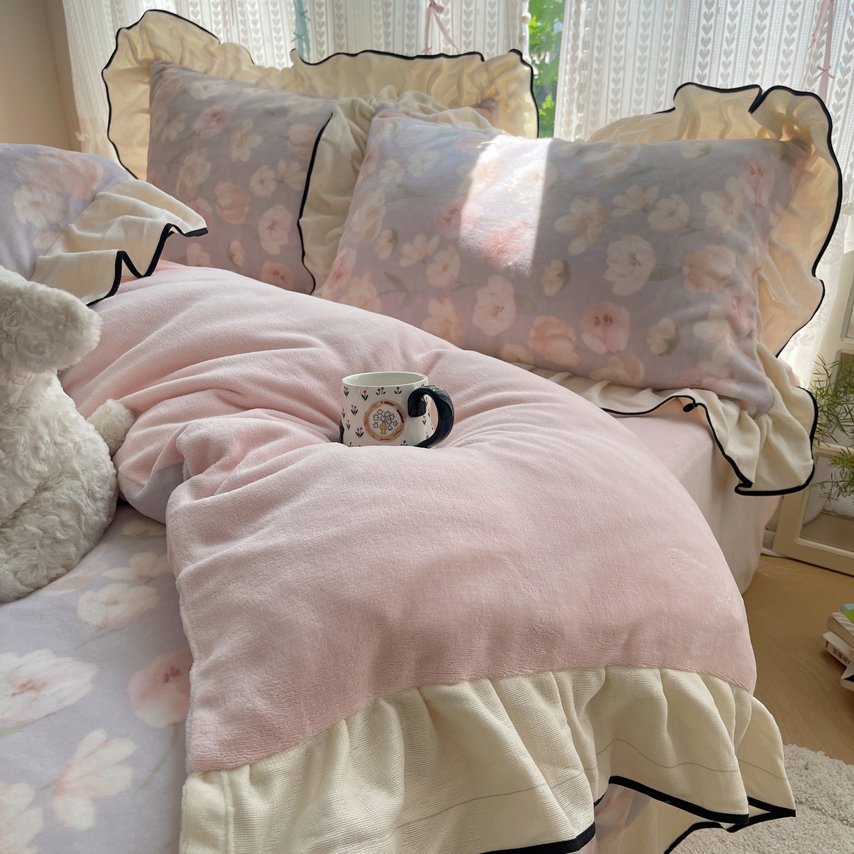 91家纺网 家纺一手货源 找家纺 桃子家居 2025新款A类法式复古碎花牛奶绒韩版花边工艺加厚牛奶绒四件套 绒花边-沁梦紫