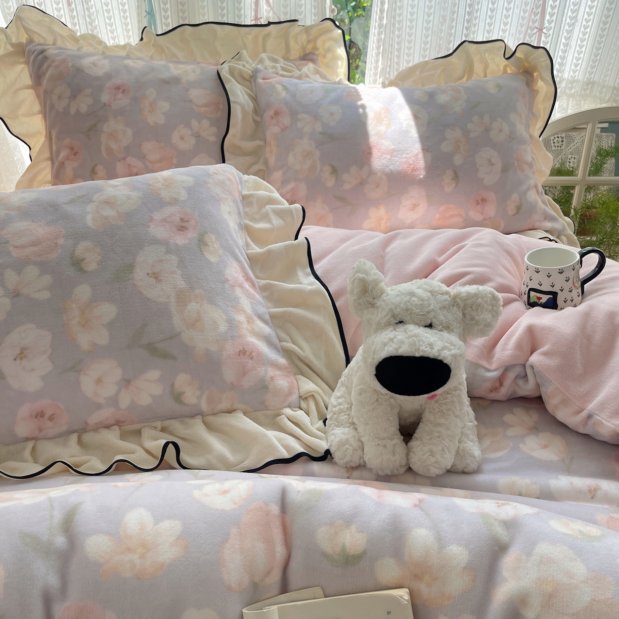 91家纺网 家纺一手货源 找家纺 桃子家居 2025新款A类法式复古碎花牛奶绒韩版花边工艺加厚牛奶绒四件套 绒花边-沁梦紫