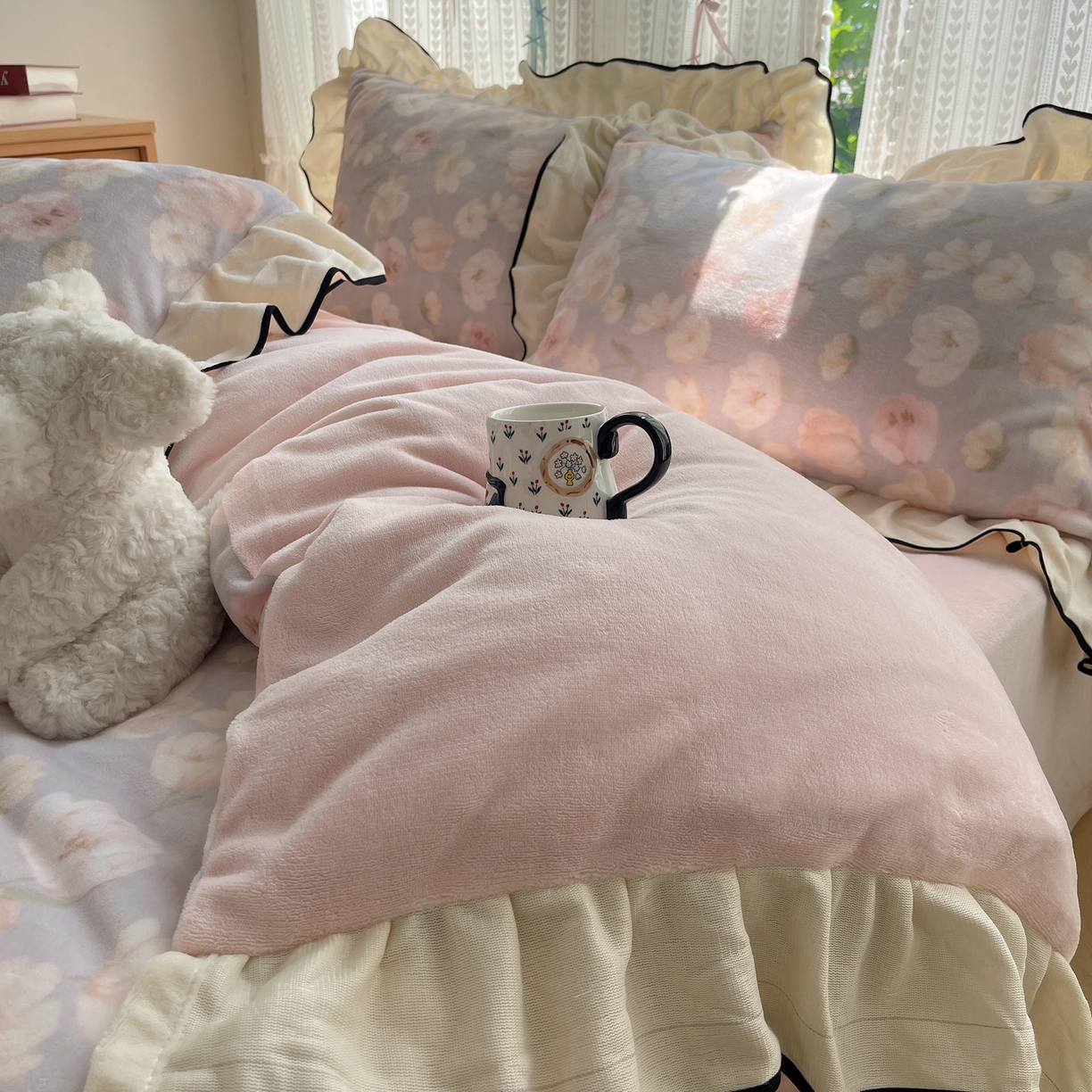 91家纺网 家纺一手货源 找家纺 桃子家居 2025新款A类法式复古碎花牛奶绒韩版花边工艺加厚牛奶绒四件套 绒花边-沁梦紫