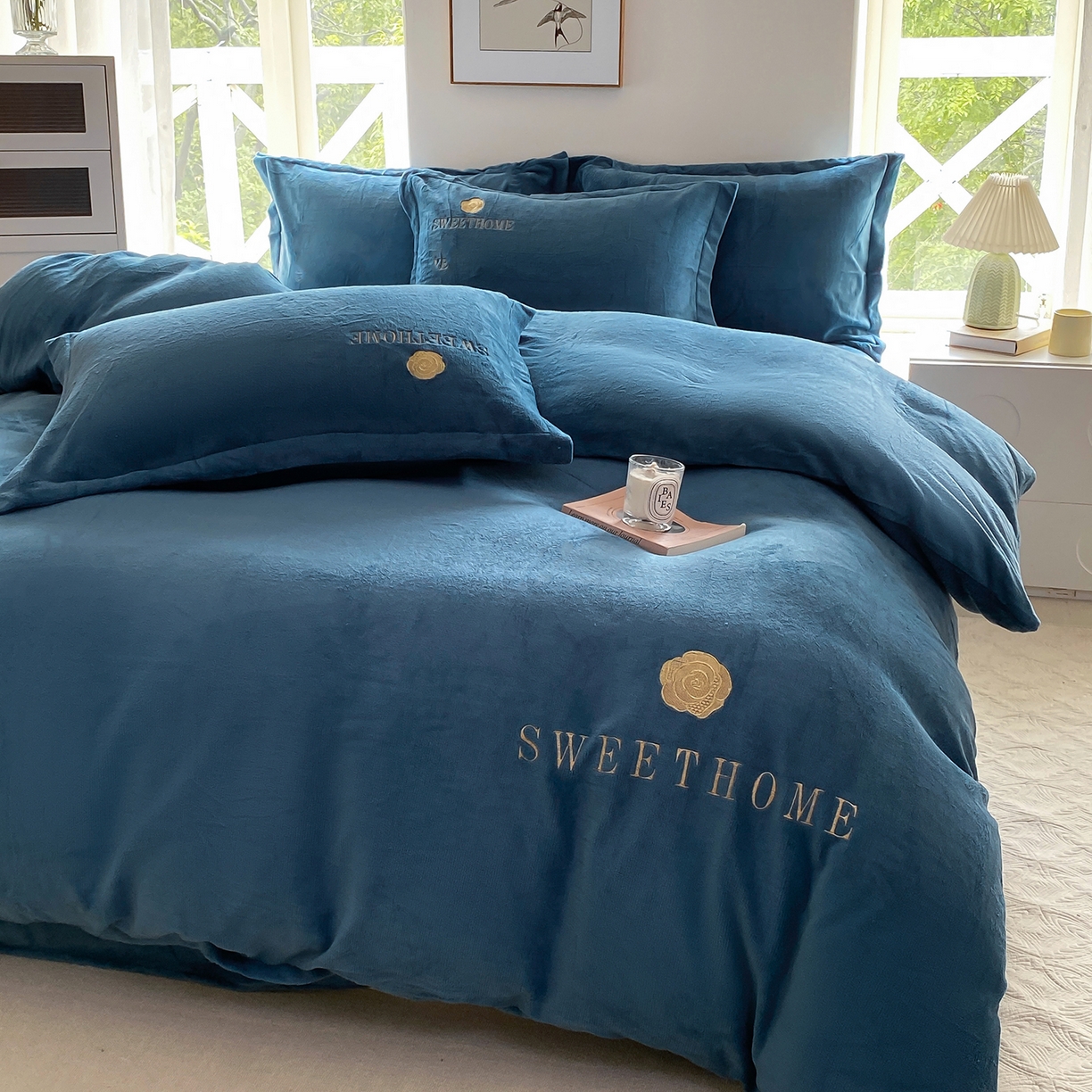 91家纺网 家纺一手货源 找家纺 悦织湾家纺 2025新款绣花200克重牛奶绒四件套刺绣3.5万针7斤重高密加厚保暖跨境专供外贸出口电商热销款 甜蜜家园-宾利蓝