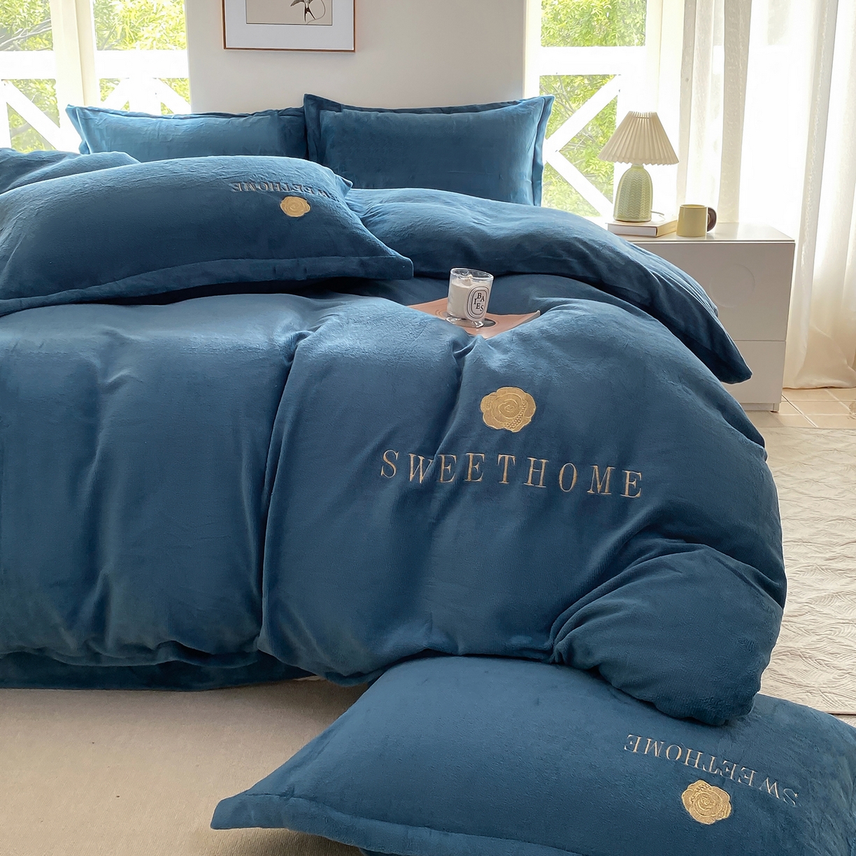 91家纺网 家纺一手货源 找家纺 悦织湾家纺 2025新款绣花200克重牛奶绒四件套刺绣3.5万针7斤重高密加厚保暖跨境专供外贸出口电商热销款 甜蜜家园-宾利蓝