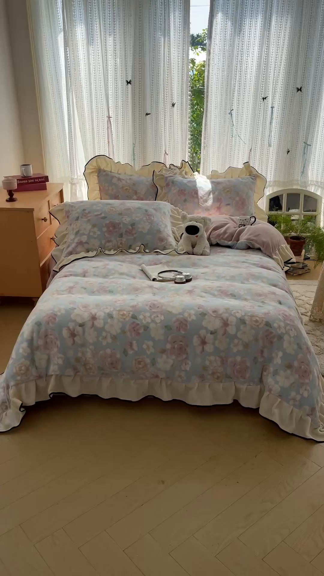 91家纺网 家纺一手货源 找家纺 桃子家居 2025新款A类法式复古碎花牛奶绒韩版花边工艺加厚牛奶绒四件套 绒花边-爱薇朵蓝