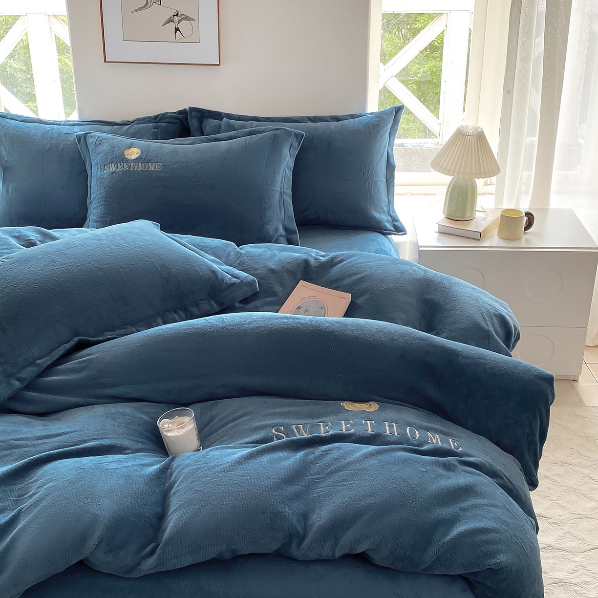 91家纺网 家纺一手货源 找家纺 悦织湾家纺 2025新款绣花200克重牛奶绒四件套刺绣3.5万针7斤重高密加厚保暖跨境专供外贸出口电商热销款 甜蜜家园-宾利蓝