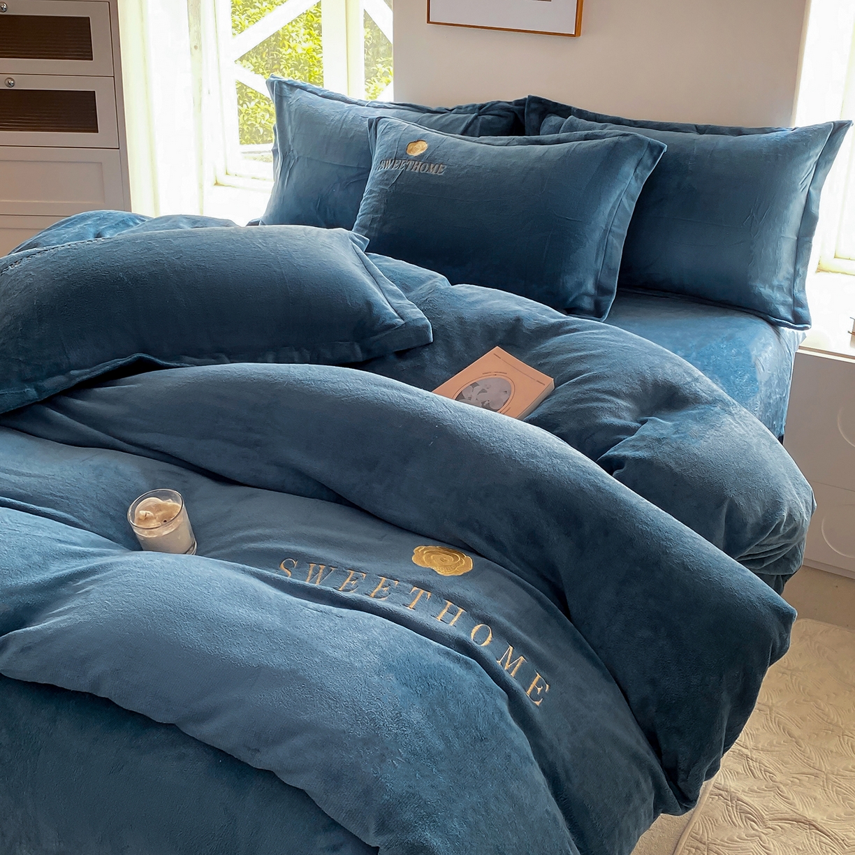 91家纺网 家纺一手货源 找家纺 悦织湾家纺 2025新款绣花200克重牛奶绒四件套刺绣3.5万针7斤重高密加厚保暖跨境专供外贸出口电商热销款 甜蜜家园-宾利蓝