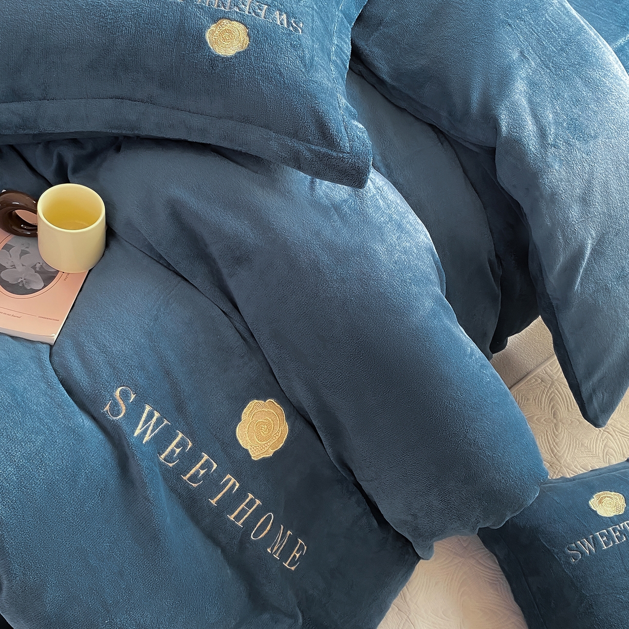 91家纺网 家纺一手货源 找家纺 悦织湾家纺 2025新款绣花200克重牛奶绒四件套刺绣3.5万针7斤重高密加厚保暖跨境专供外贸出口电商热销款 甜蜜家园-宾利蓝