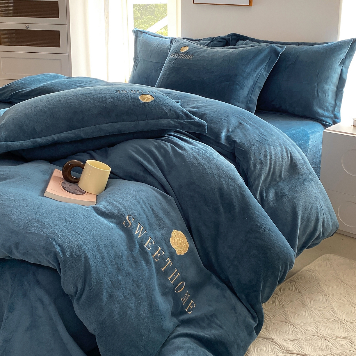 91家纺网 家纺一手货源 找家纺 悦织湾家纺 2025新款绣花200克重牛奶绒四件套刺绣3.5万针7斤重高密加厚保暖跨境专供外贸出口电商热销款 甜蜜家园-宾利蓝
