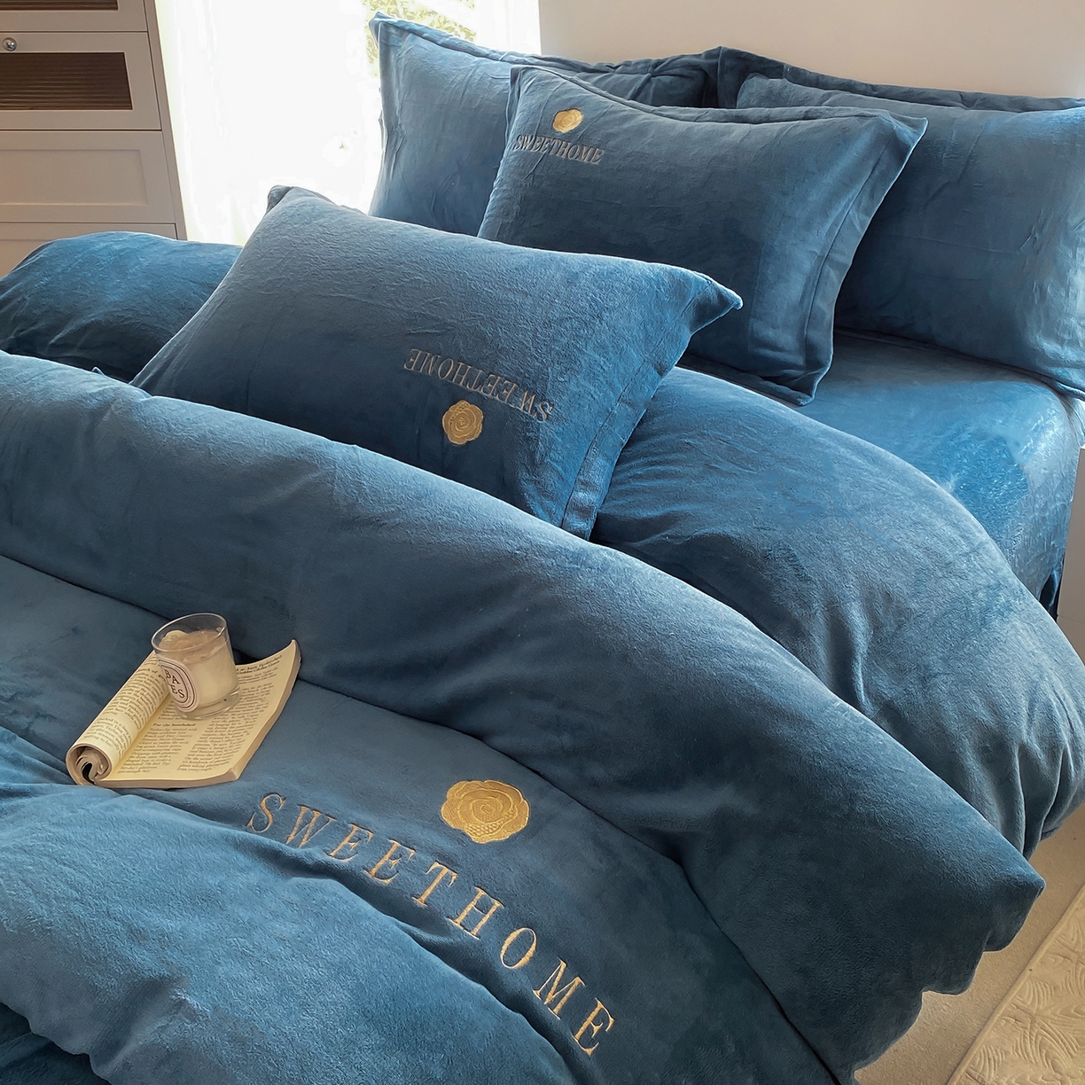 91家纺网 家纺一手货源 找家纺 悦织湾家纺 2025新款绣花200克重牛奶绒四件套刺绣3.5万针7斤重高密加厚保暖跨境专供外贸出口电商热销款 甜蜜家园-宾利蓝