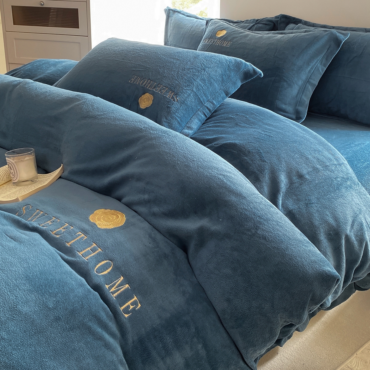 91家纺网 家纺一手货源 找家纺 悦织湾家纺 2025新款绣花200克重牛奶绒四件套刺绣3.5万针7斤重高密加厚保暖跨境专供外贸出口电商热销款 甜蜜家园-宾利蓝