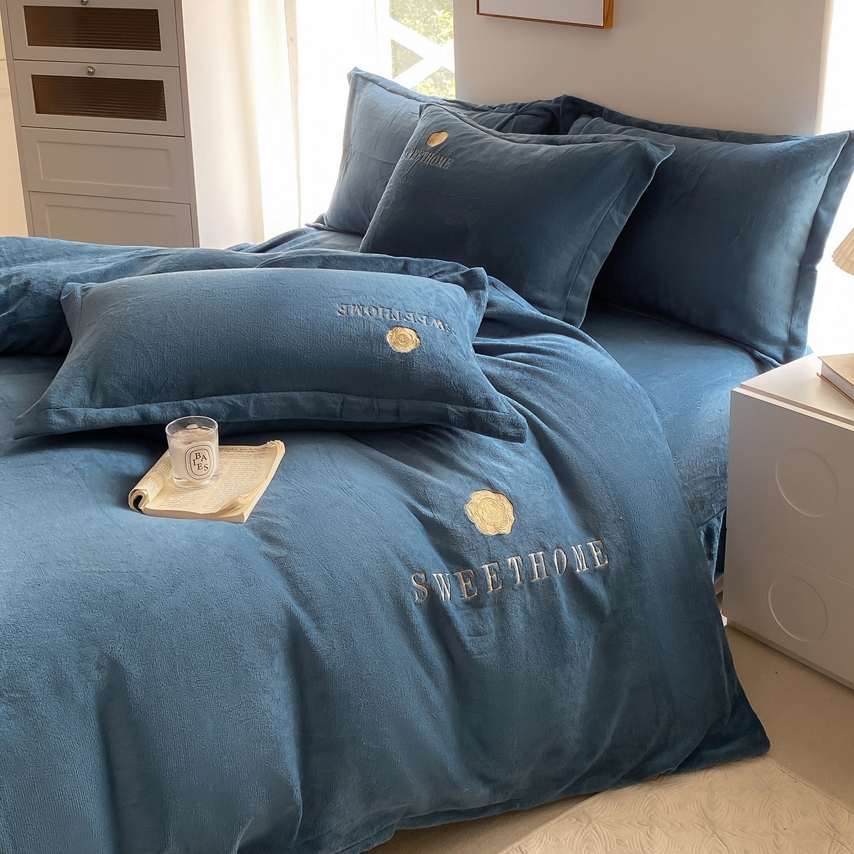 91家纺网 家纺一手货源 找家纺 悦织湾家纺 2025新款绣花200克重牛奶绒四件套刺绣3.5万针7斤重高密加厚保暖跨境专供外贸出口电商热销款 甜蜜家园-宾利蓝