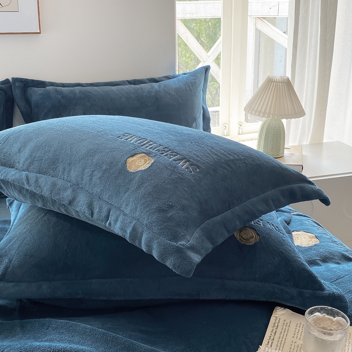 91家纺网 家纺一手货源 找家纺 悦织湾家纺 2025新款绣花200克重牛奶绒四件套刺绣3.5万针7斤重高密加厚保暖跨境专供外贸出口电商热销款 甜蜜家园-宾利蓝