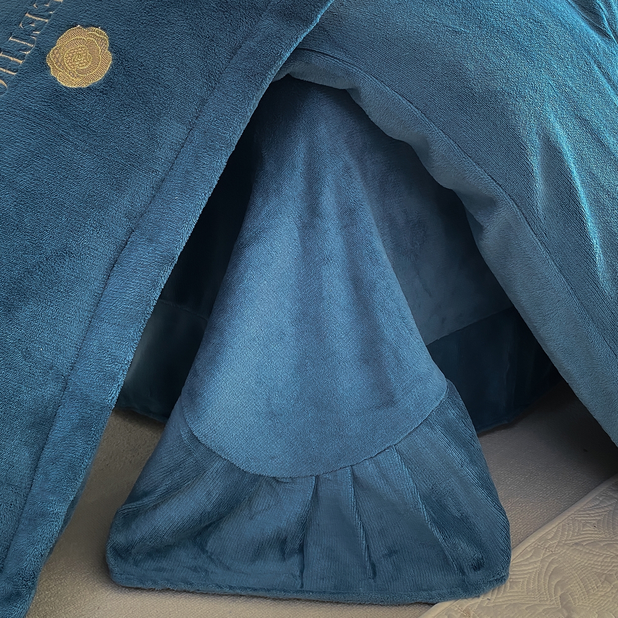 91家纺网 家纺一手货源 找家纺 悦织湾家纺 2025新款绣花200克重牛奶绒四件套刺绣3.5万针7斤重高密加厚保暖跨境专供外贸出口电商热销款 甜蜜家园-宾利蓝