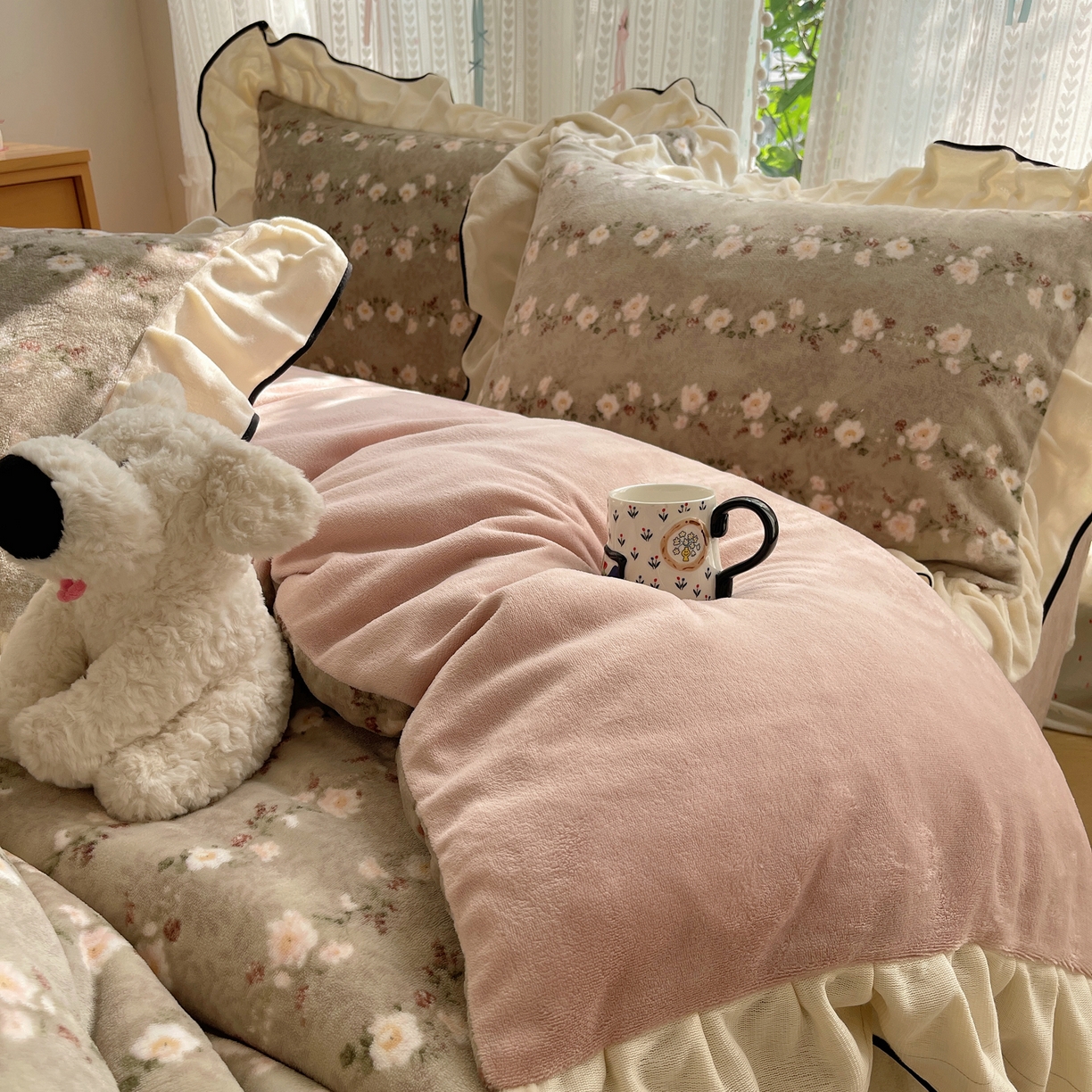 91家纺网 家纺一手货源 找家纺 桃子家居 2025新款A类法式复古碎花牛奶绒韩版花边工艺加厚牛奶绒四件套 绒花边-香榭丽