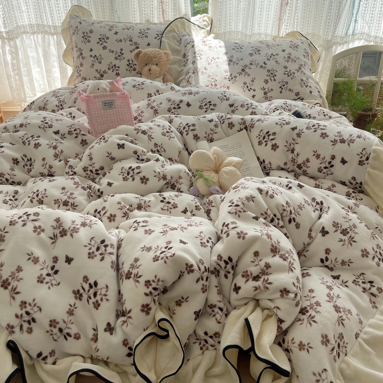 91家纺网 家纺一手货源 找家纺 桃子家居 2025新款A类法式复古碎花牛奶绒韩版花边工艺加厚牛奶绒四件套 绒花边-幽梦棕