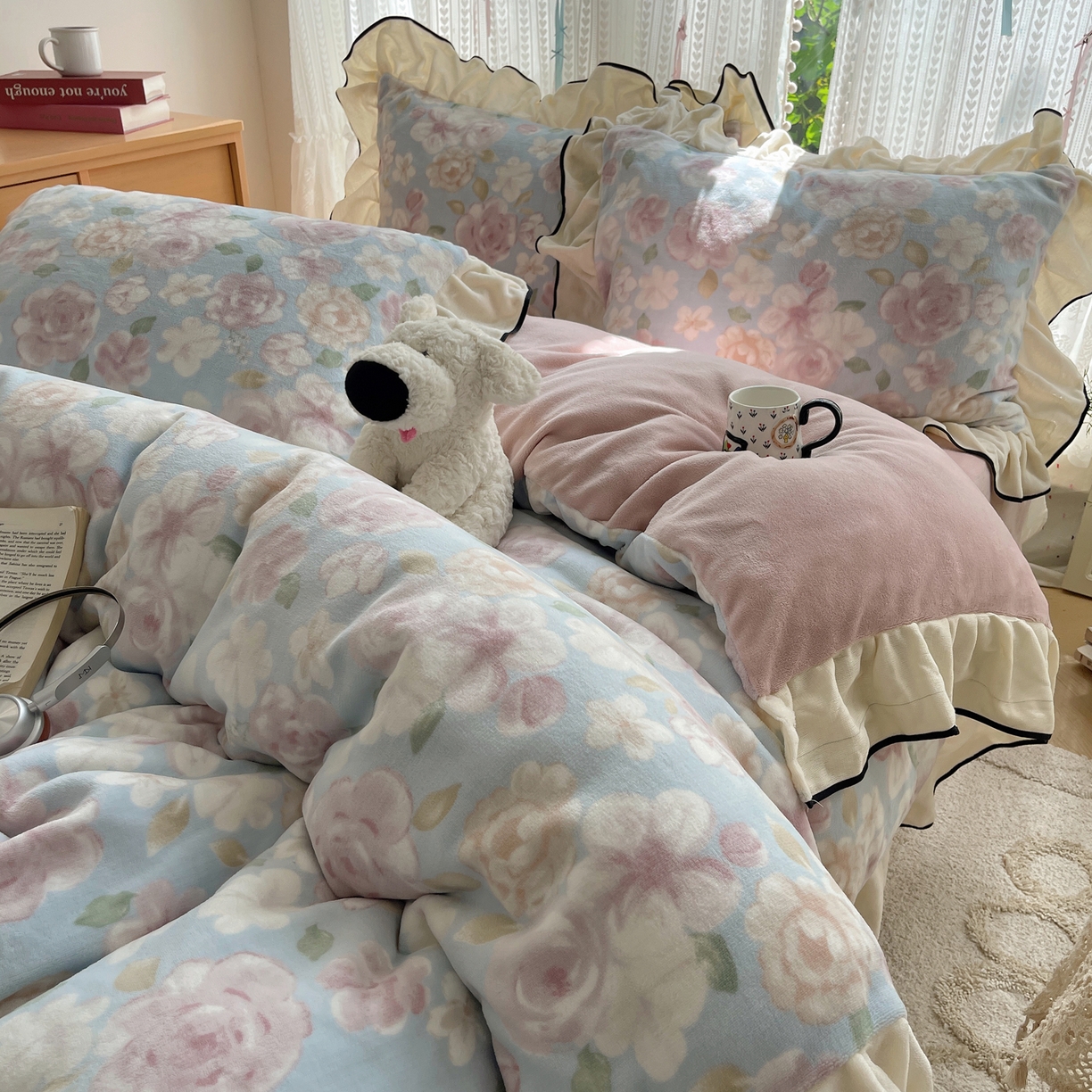 91家纺网 家纺一手货源 找家纺 桃子家居 2025新款A类法式复古碎花牛奶绒韩版花边工艺加厚牛奶绒四件套 绒花边-爱薇朵蓝