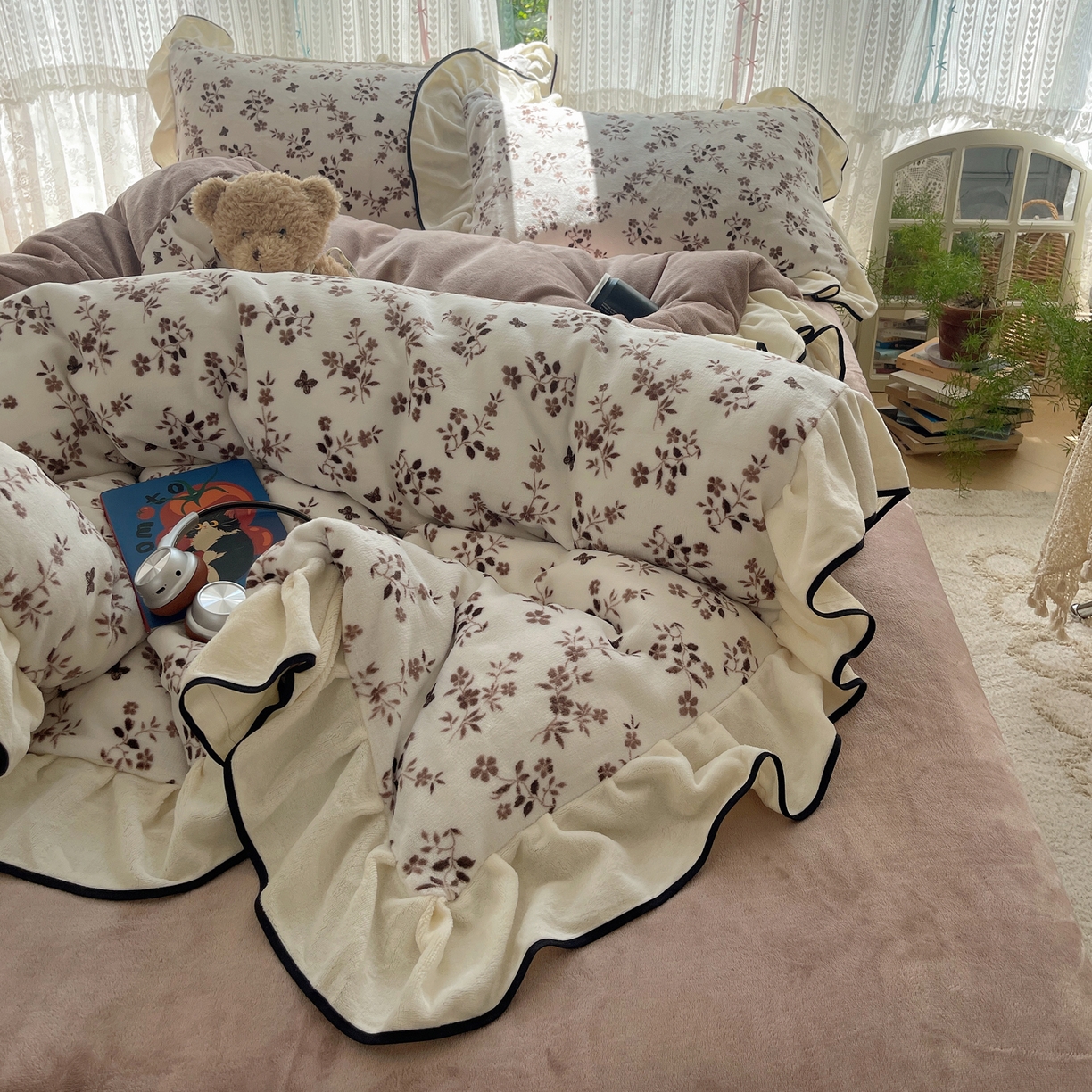 91家纺网 家纺一手货源 找家纺 桃子家居 2025新款A类法式复古碎花牛奶绒韩版花边工艺加厚牛奶绒四件套 绒花边-幽梦棕