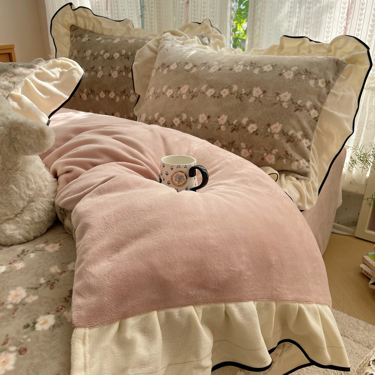 91家纺网 家纺一手货源 找家纺 桃子家居 2025新款A类法式复古碎花牛奶绒韩版花边工艺加厚牛奶绒四件套 绒花边-香榭丽