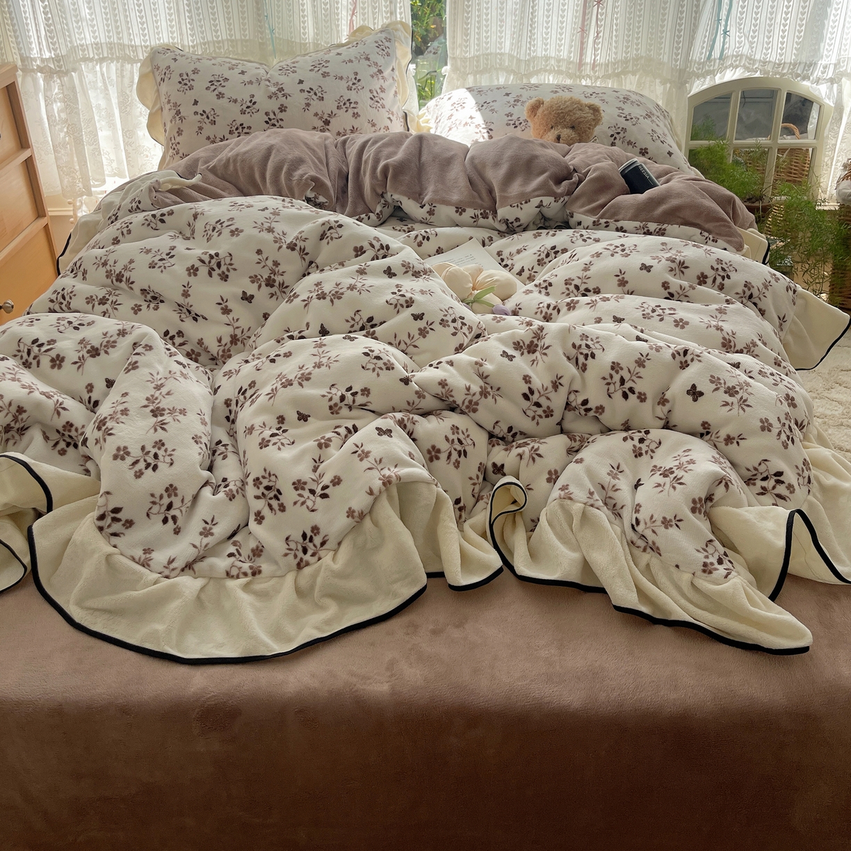 91家纺网 家纺一手货源 找家纺 桃子家居 2025新款A类法式复古碎花牛奶绒韩版花边工艺加厚牛奶绒四件套 绒花边-幽梦棕