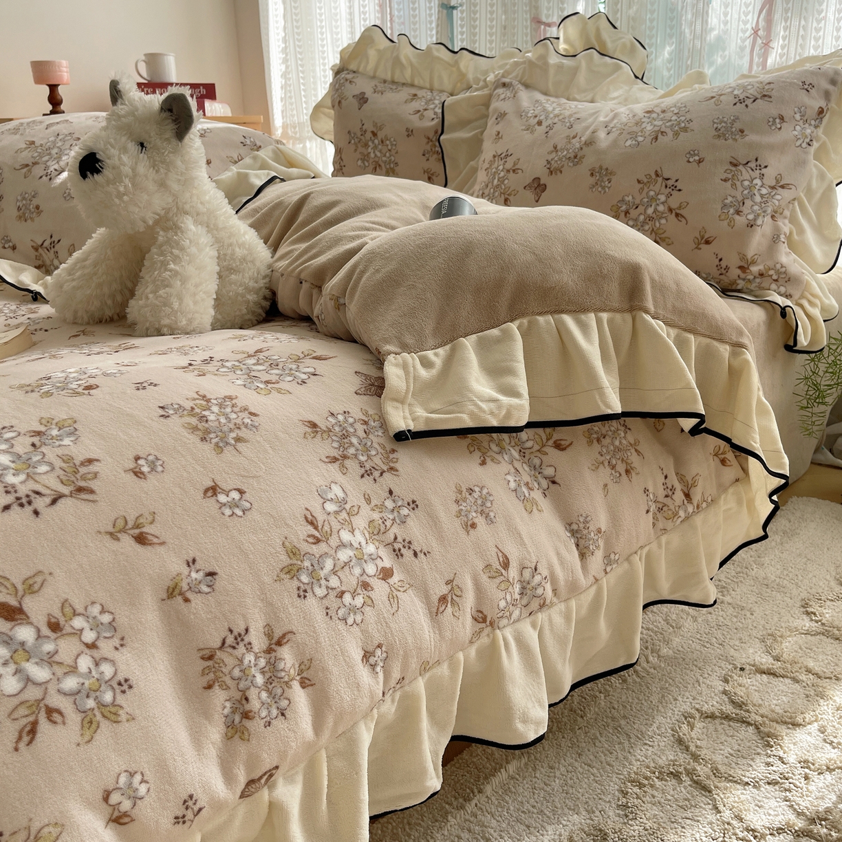 91家纺网 家纺一手货源 找家纺 桃子家居 2025新款A类法式复古碎花牛奶绒韩版花边工艺加厚牛奶绒四件套 绒花边-蝶樱