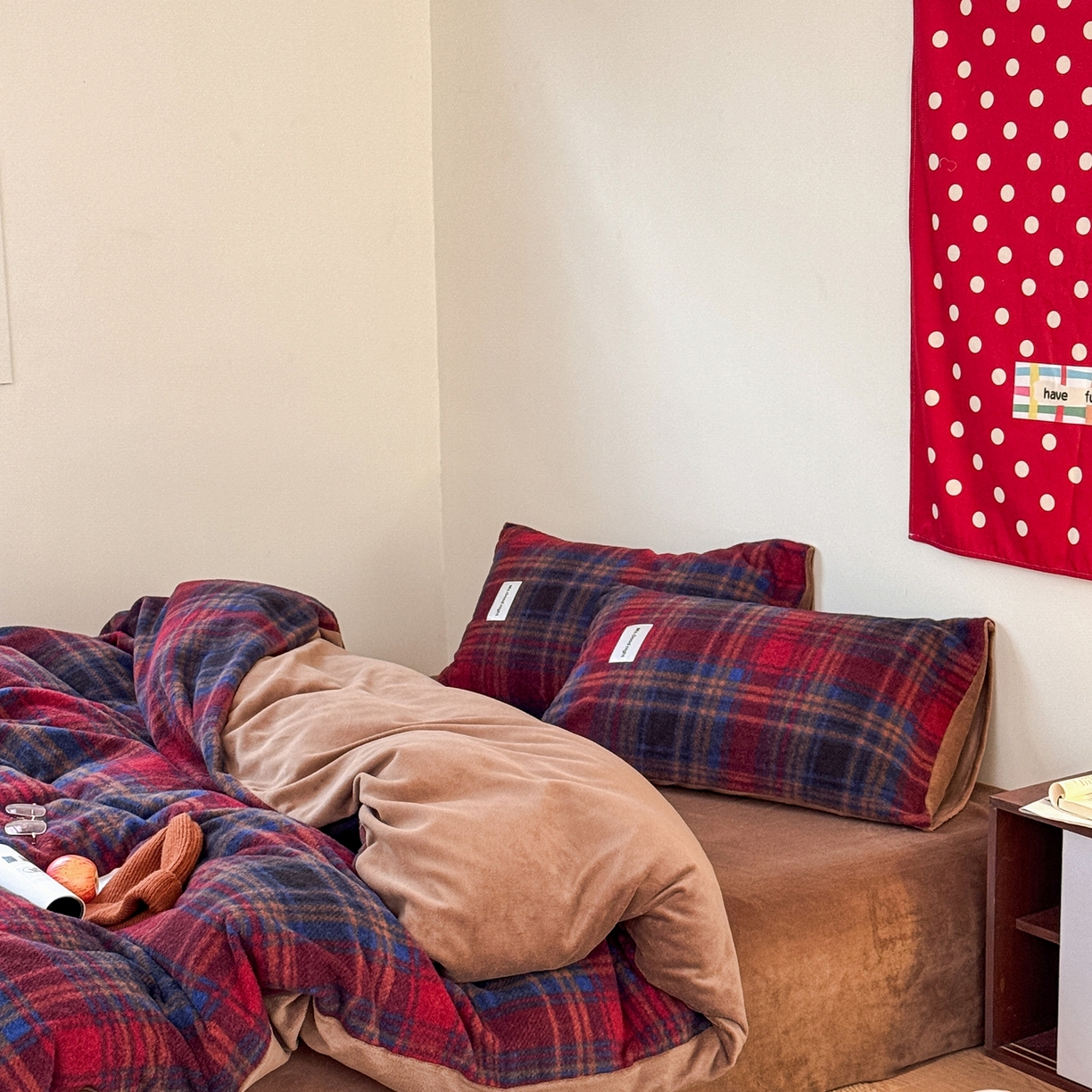 91家纺网 家纺一手货源 找家纺 蜜宿 2025新款仿羊绒牛奶绒四件套-格纹款 雪顶山楂