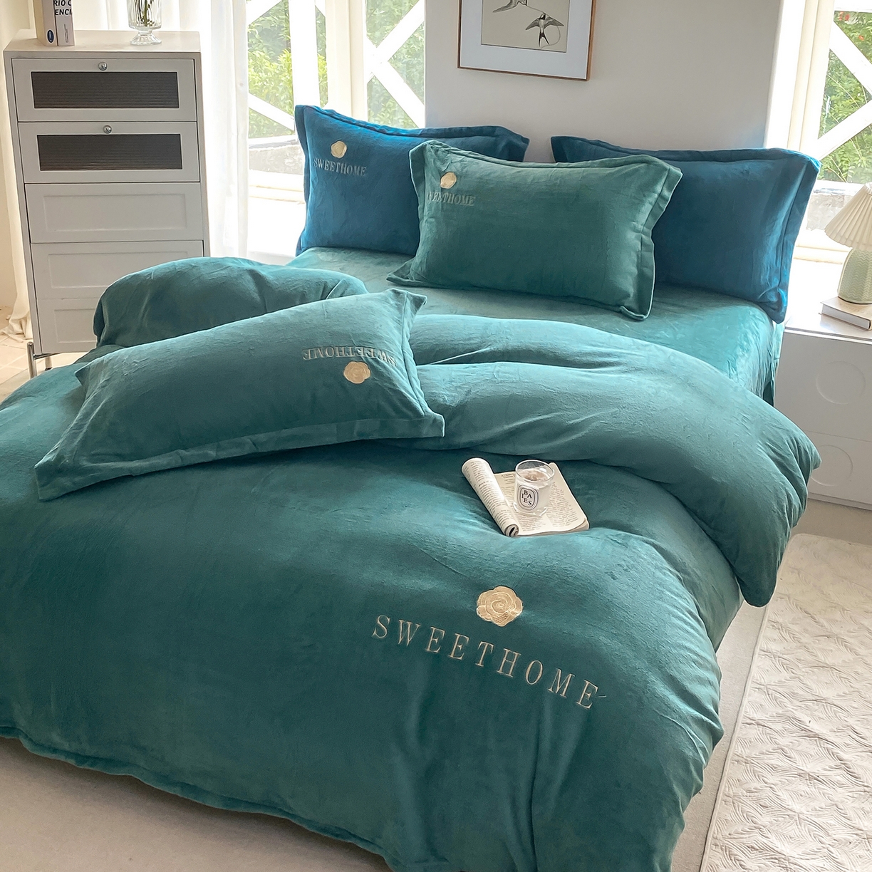 91家纺网 家纺一手货源 找家纺 悦织湾家纺 2025新款绣花200克重牛奶绒四件套刺绣3.5万针7斤重高密加厚保暖跨境专供外贸出口电商热销款 甜蜜家园-墨绿