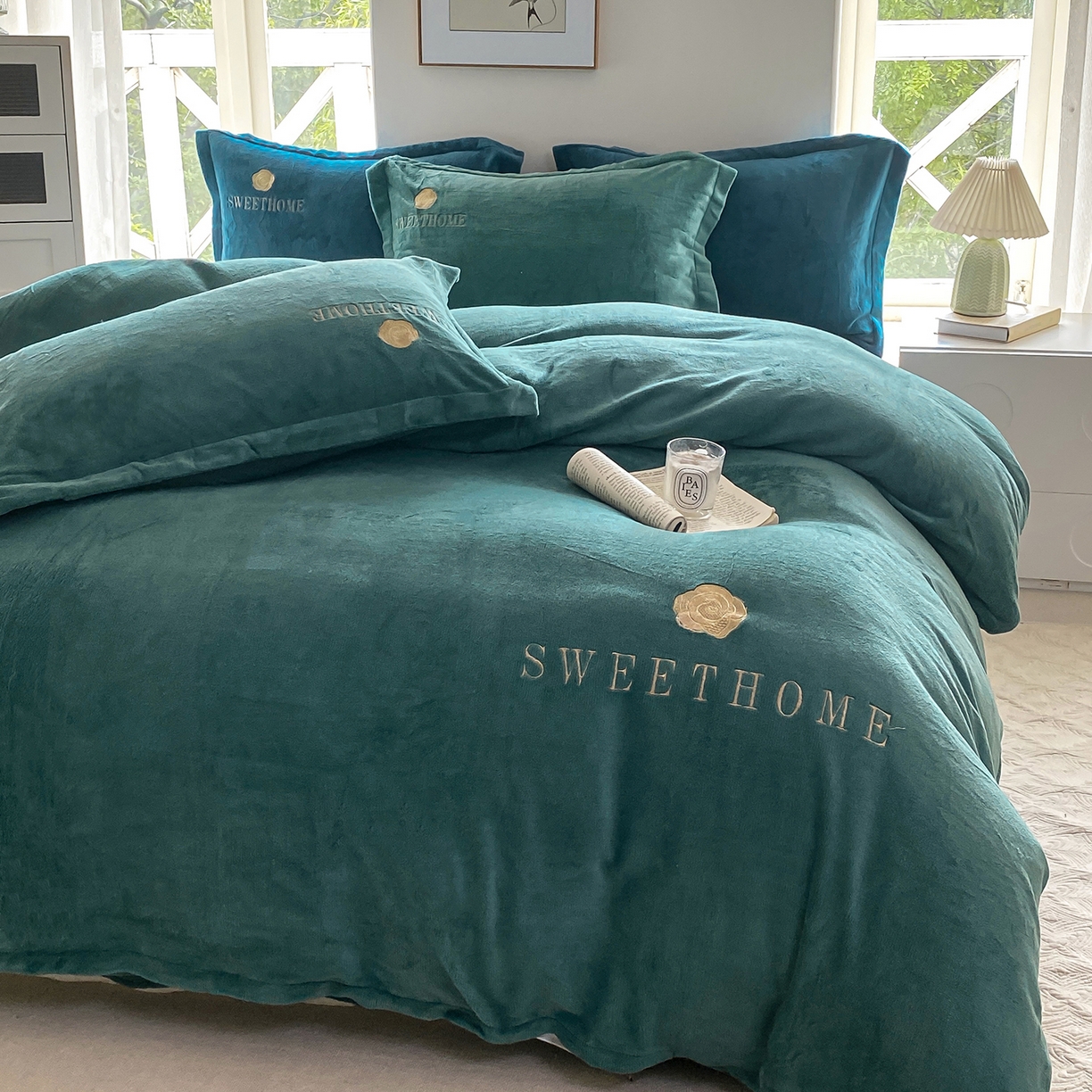 91家纺网 家纺一手货源 找家纺 悦织湾家纺 2025新款绣花200克重牛奶绒四件套刺绣3.5万针7斤重高密加厚保暖跨境专供外贸出口电商热销款 甜蜜家园-墨绿