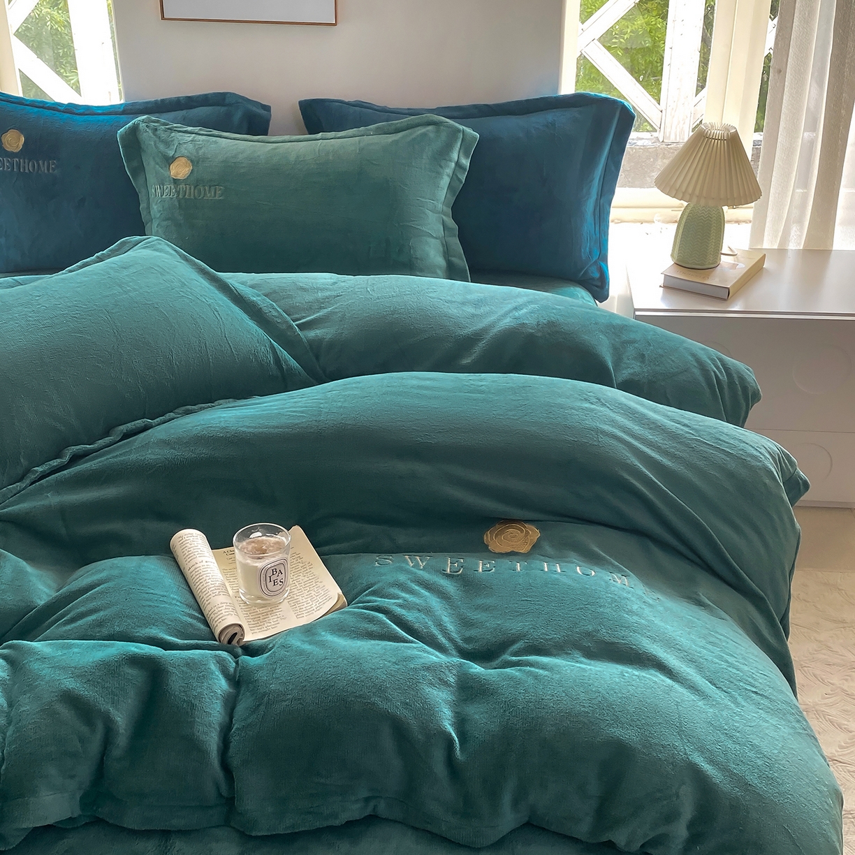 91家纺网 家纺一手货源 找家纺 悦织湾家纺 2025新款绣花200克重牛奶绒四件套刺绣3.5万针7斤重高密加厚保暖跨境专供外贸出口电商热销款 甜蜜家园-墨绿