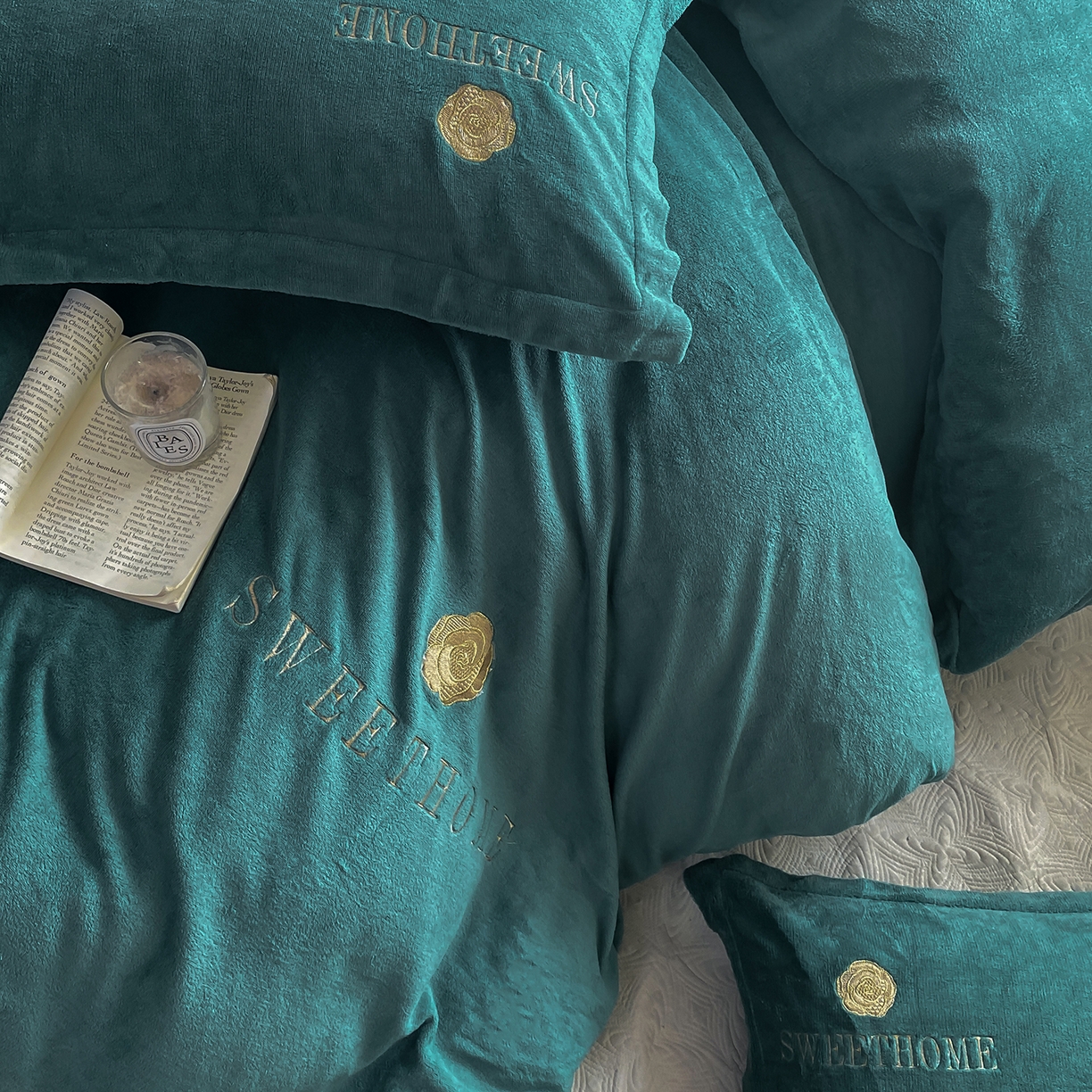 91家纺网 家纺一手货源 找家纺 悦织湾家纺 2025新款绣花200克重牛奶绒四件套刺绣3.5万针7斤重高密加厚保暖跨境专供外贸出口电商热销款 甜蜜家园-墨绿